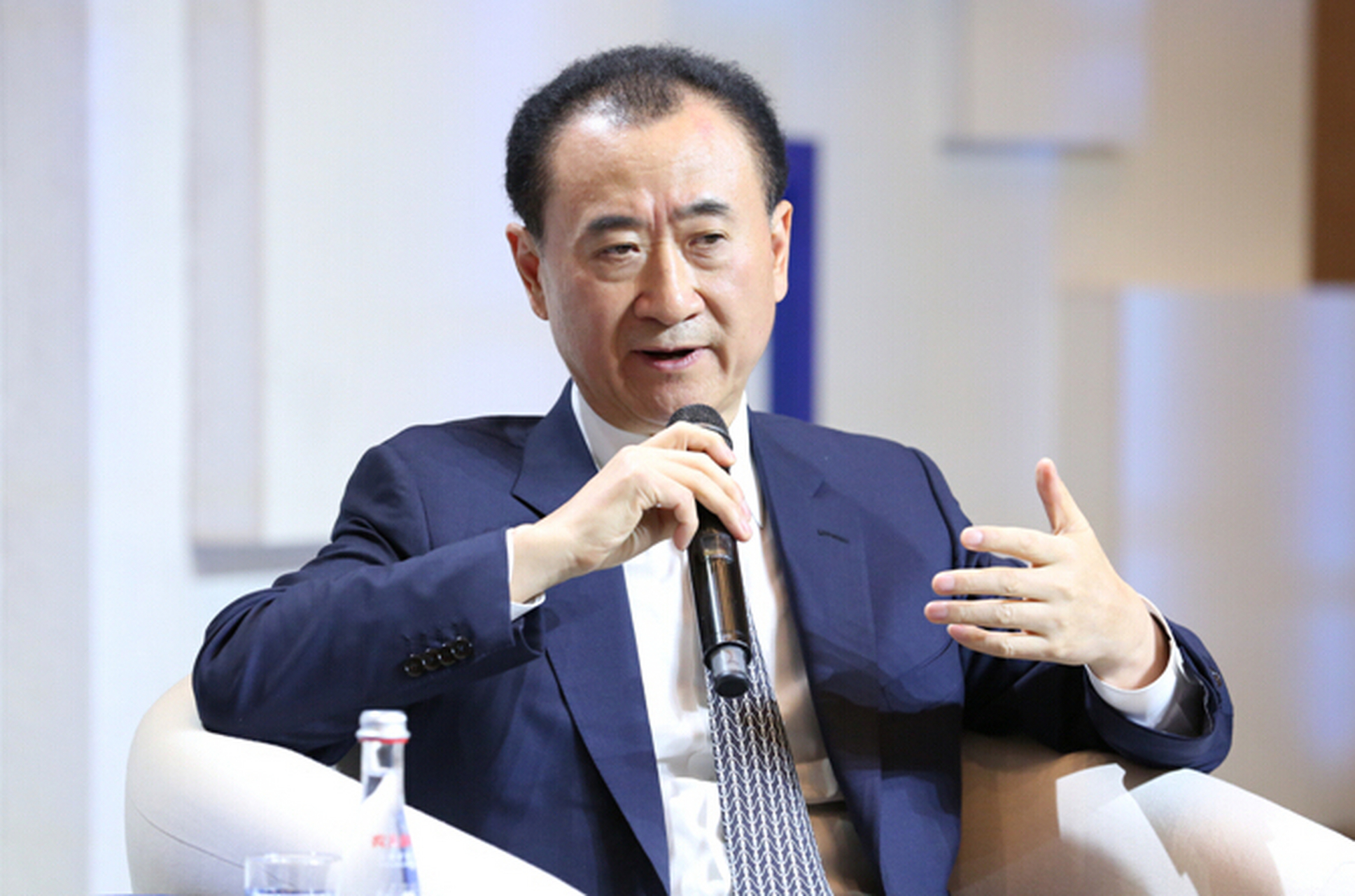 你以为的王健林,身价1000亿,都是现金,通货膨胀一倍,他就剩500亿购买