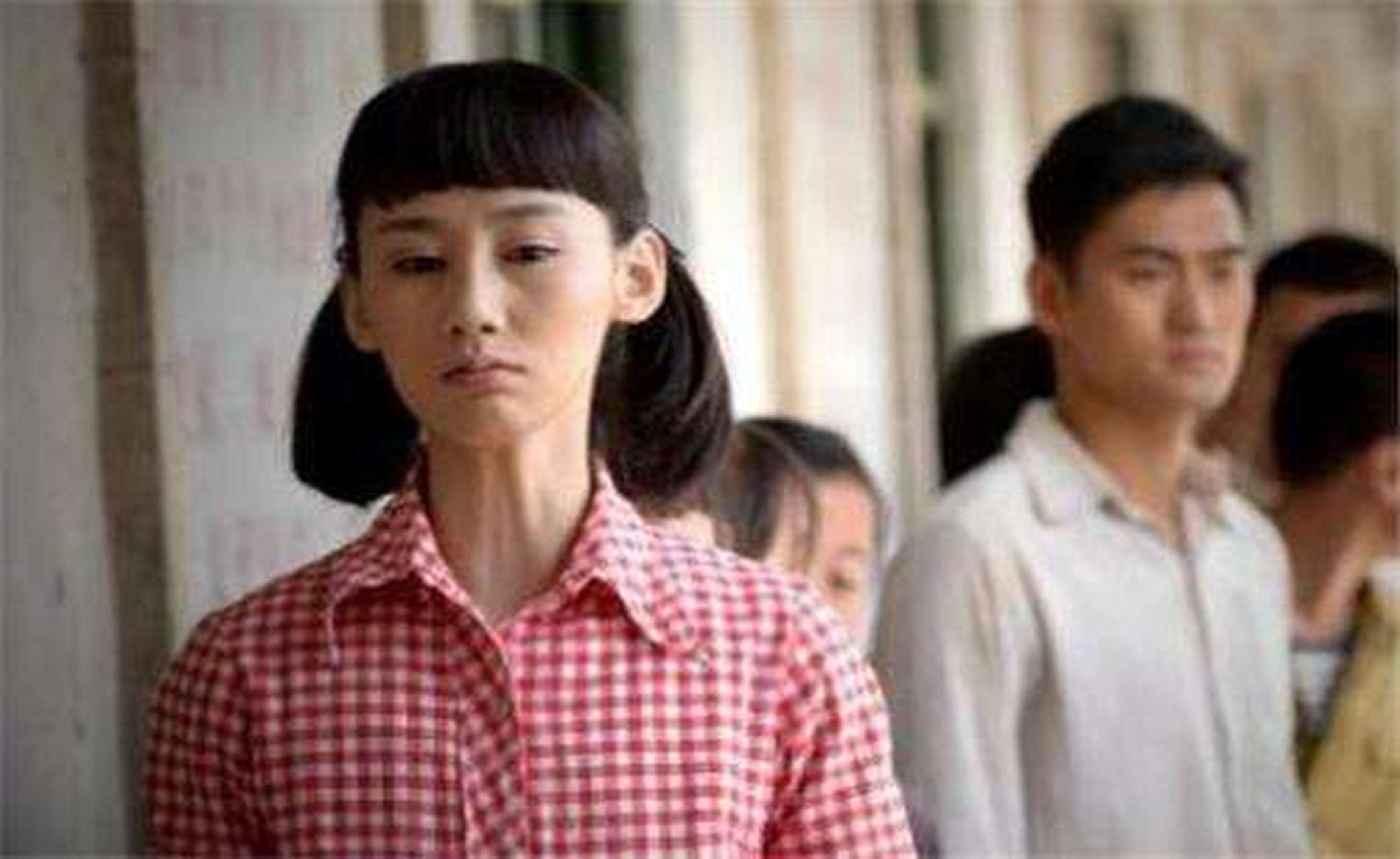 但后来郝红梅和班上最有钱的顾养民在一起了,让少平很受伤.