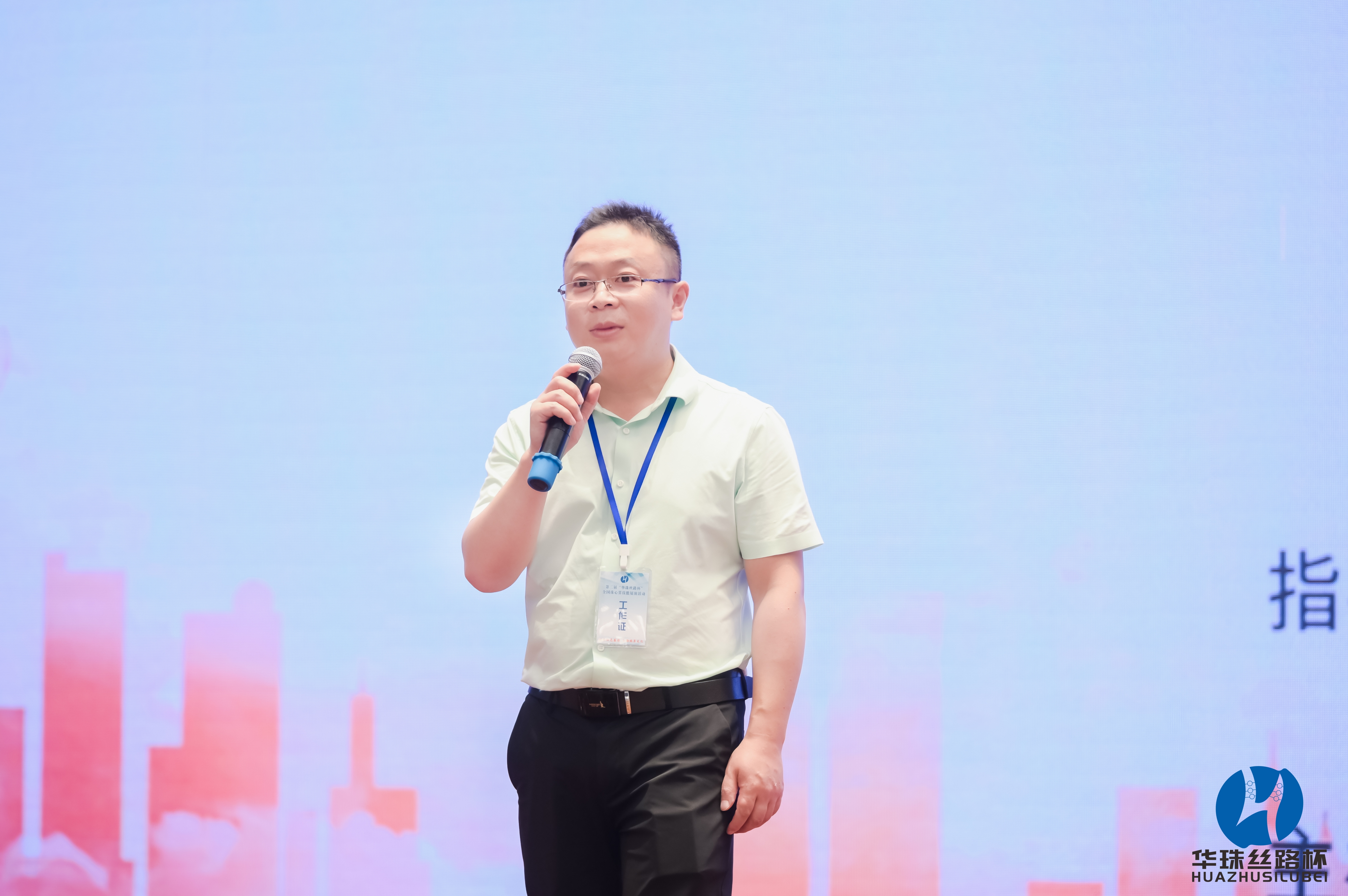 它通过智能分析学生的学习习惯和需求,提供个性化的学习路径和资源