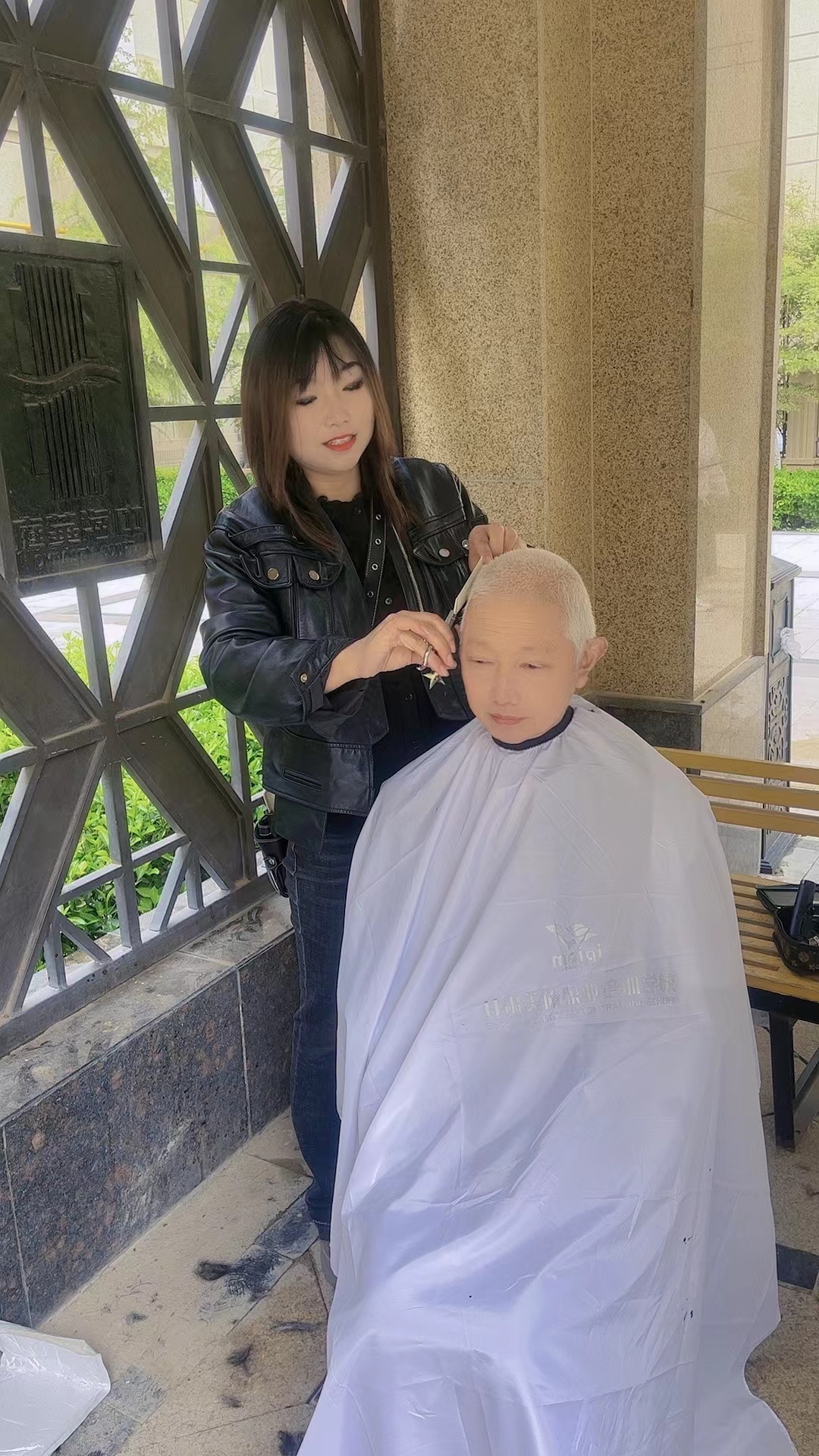 美旗学院,爱心义剪