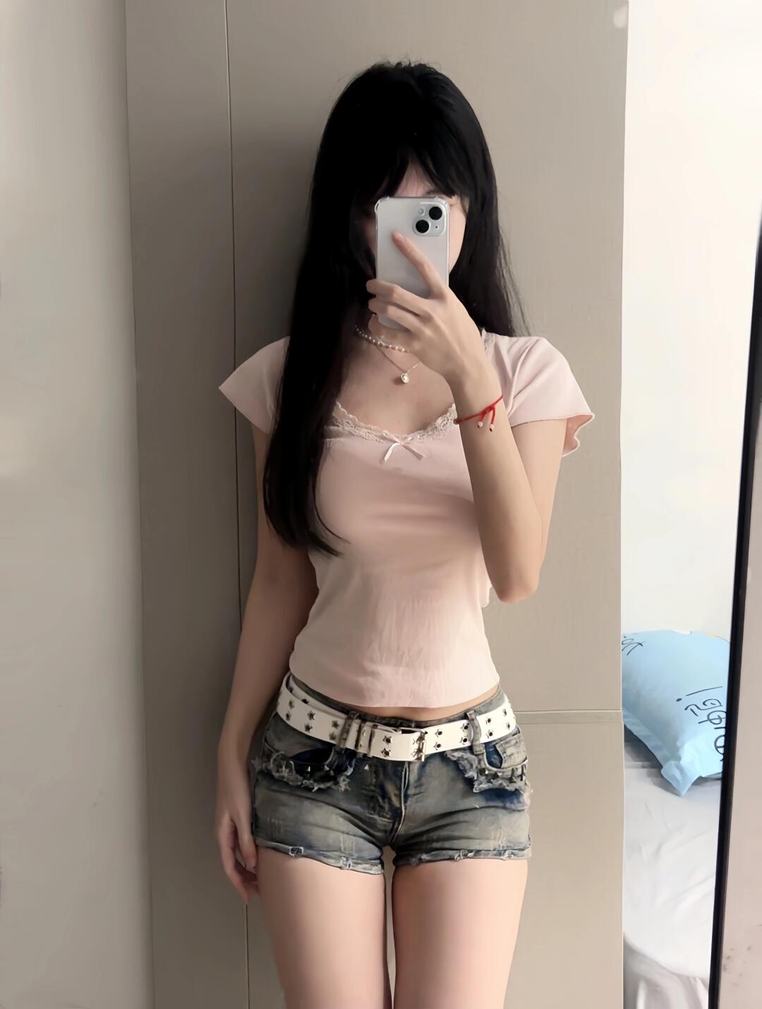 "新夏装look,蝴蝶结点缀的粉色上衣搭配个性腰带短裤,自拍一张,活力