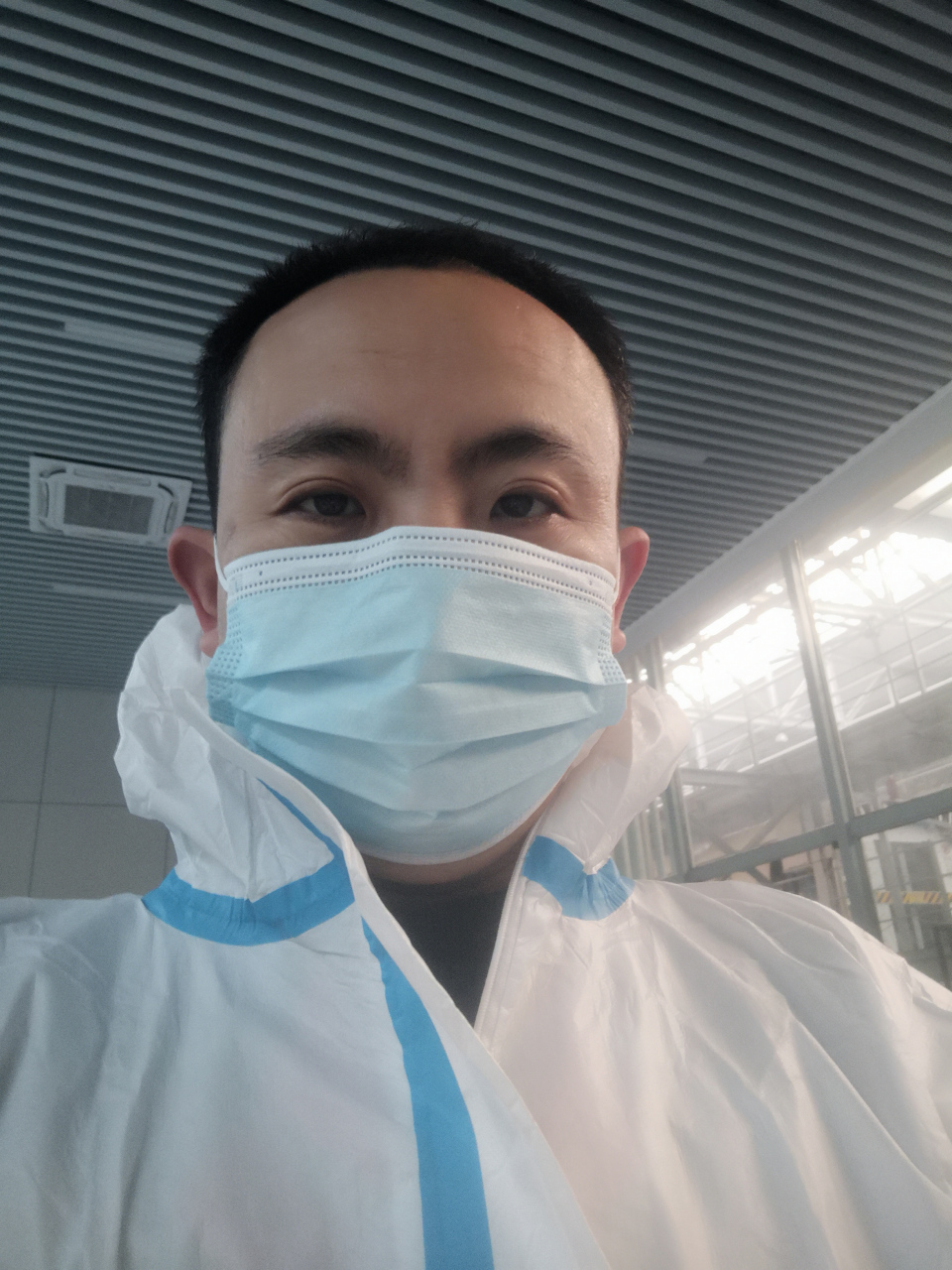 在这张自拍中,男子身着厚重的防护服,仿佛在向世界宣告他的决心.