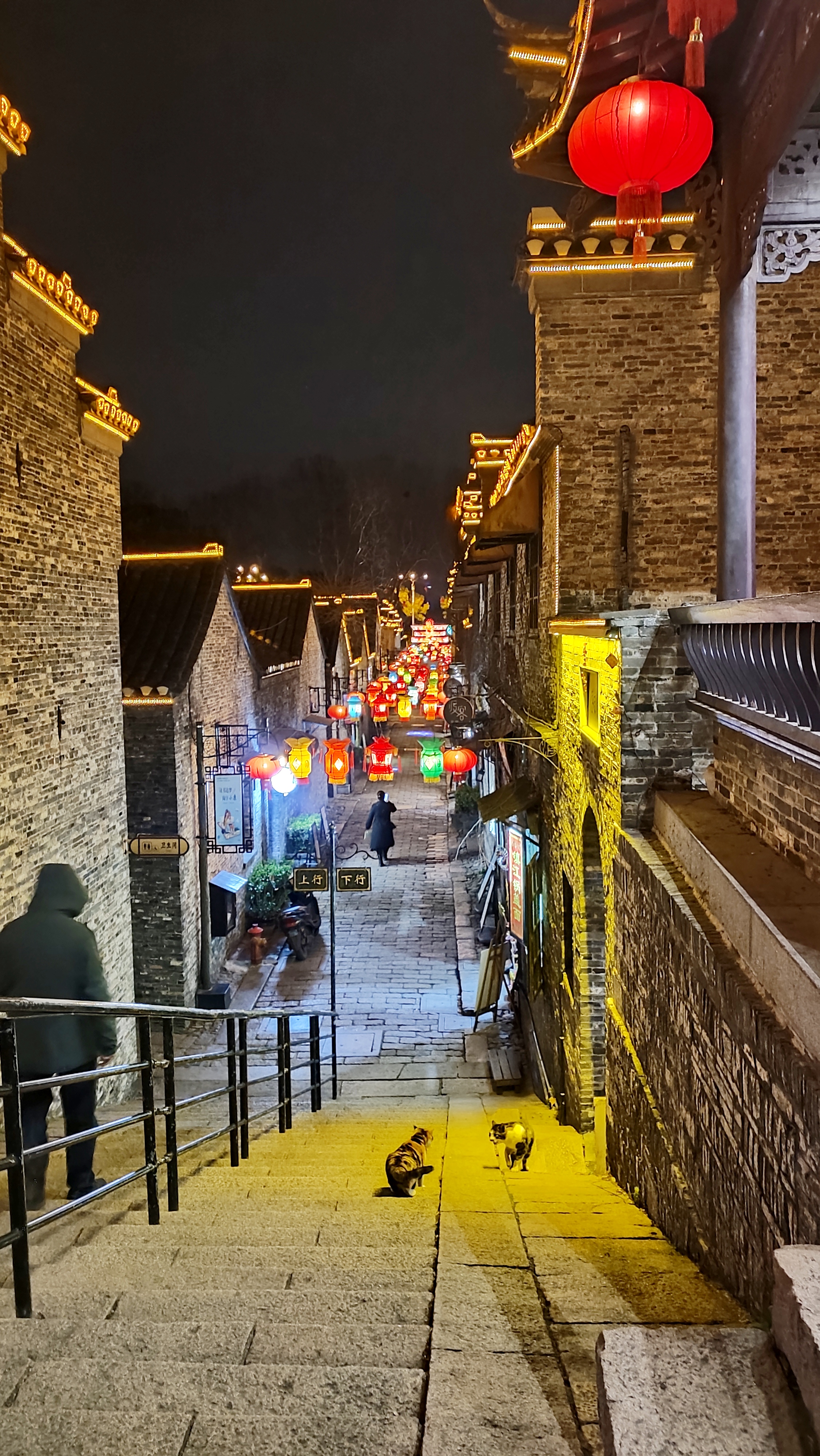 顺着导航步行来到西津渡景区,晚上景区内的人不多,夜景却很美,我最
