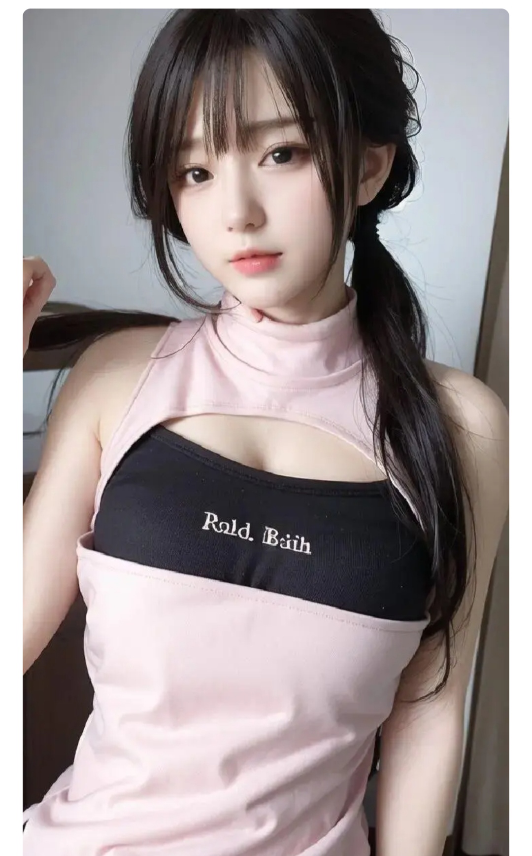 黑色的胸衣,既显露出她婉约的韵味,又不失时尚的元素