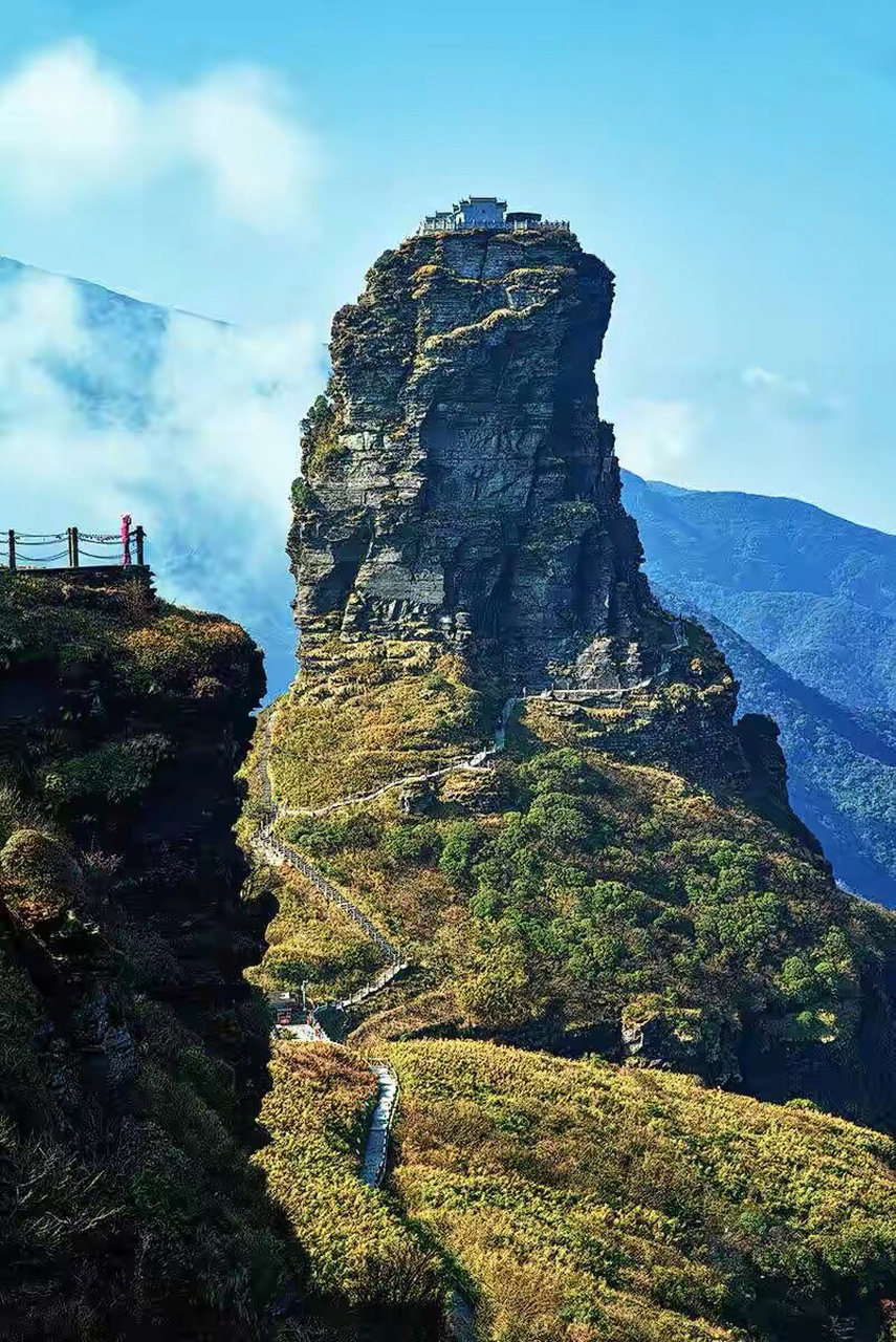 老金顶海拔2493米,是梵净山第二高峰.