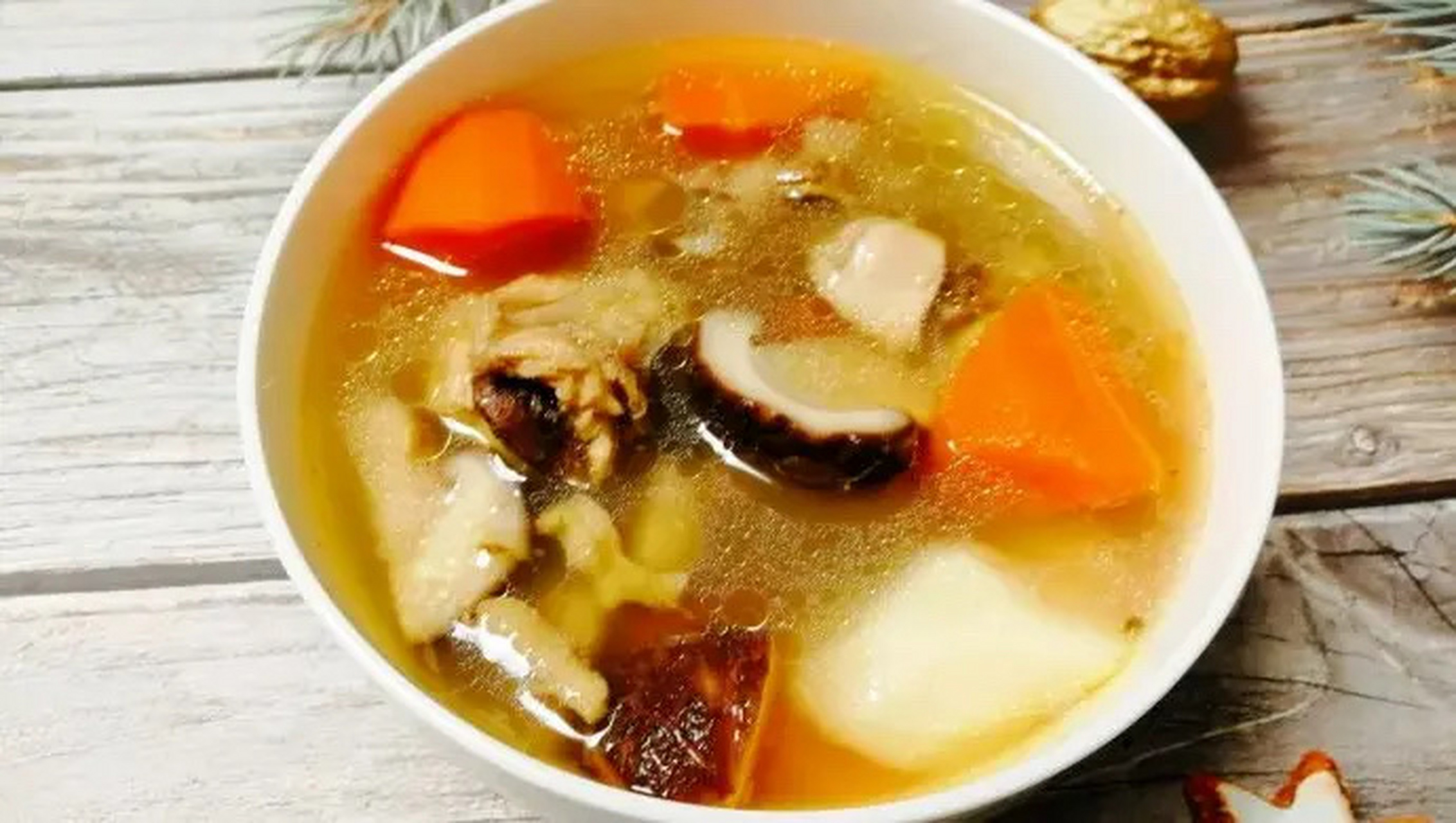 夏日动态挑战赛# 山药胡萝卜香菇炖鸡汤 用料: 鸡肉 600克  胡萝 