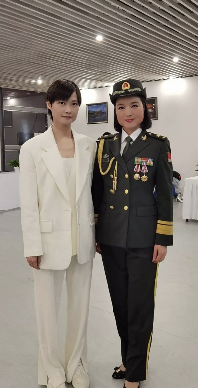 《久别的人》白雪穿军装本就英姿飒爽,没想换上裙装更是惊艳,面庞圆润