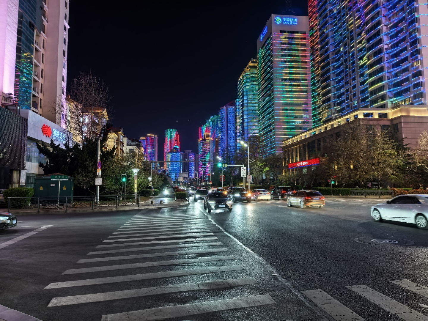 夜景图片青岛街道夜景青岛路边照片夜晚青岛街拍夜景图片青岛傍晚景象
