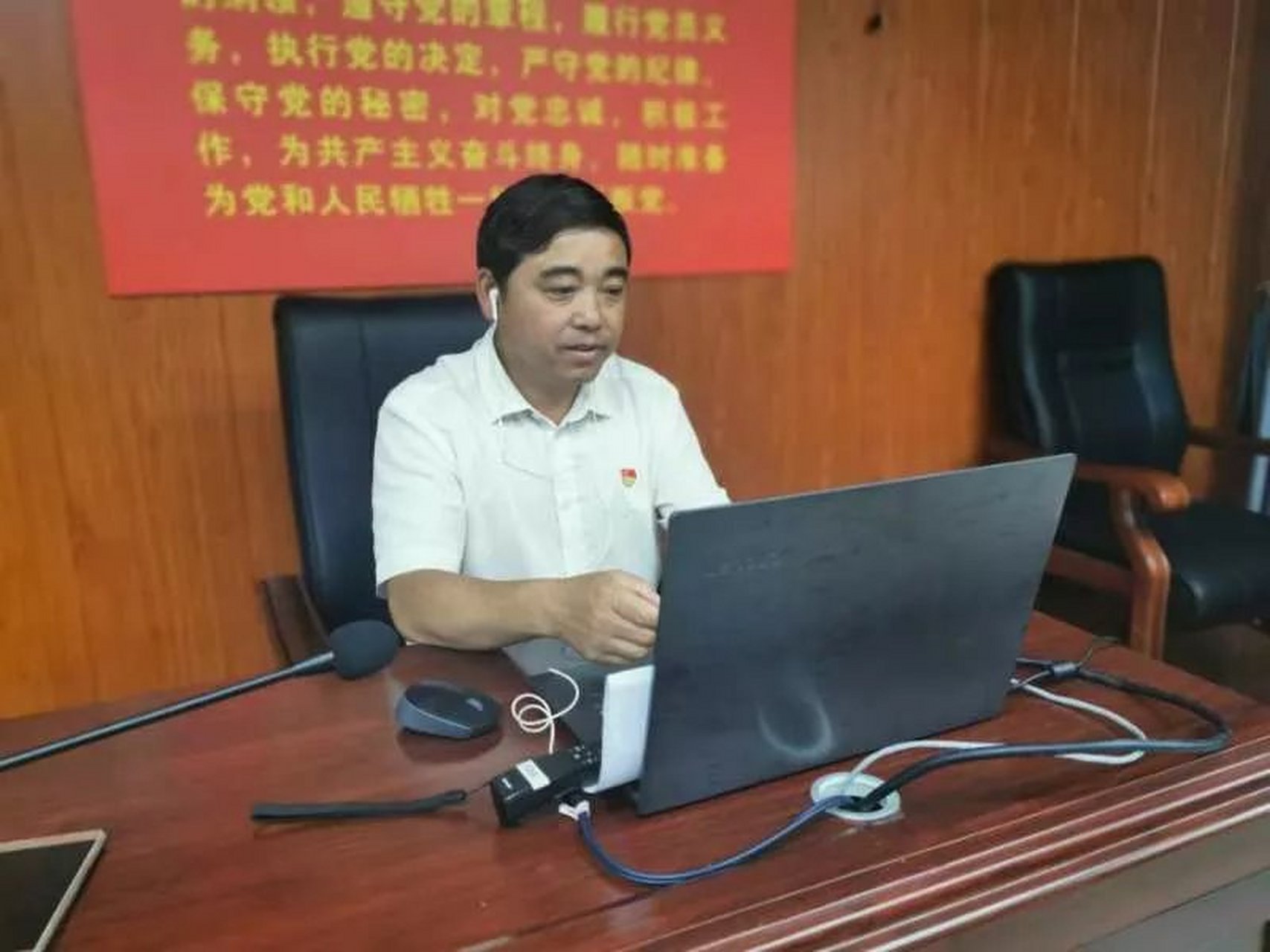 王国光这位愚公书记,是湖北恩施建始县人,是建始县龙坪乡店子坪村党