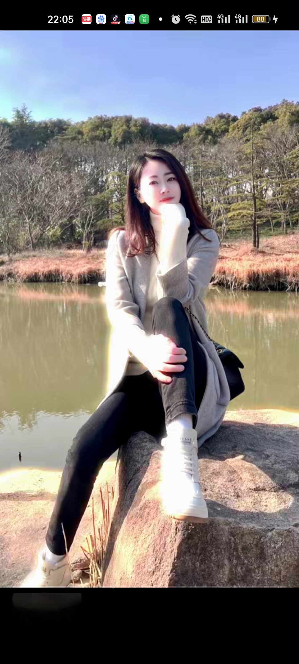 美女托腮沉思,在想什么呢?