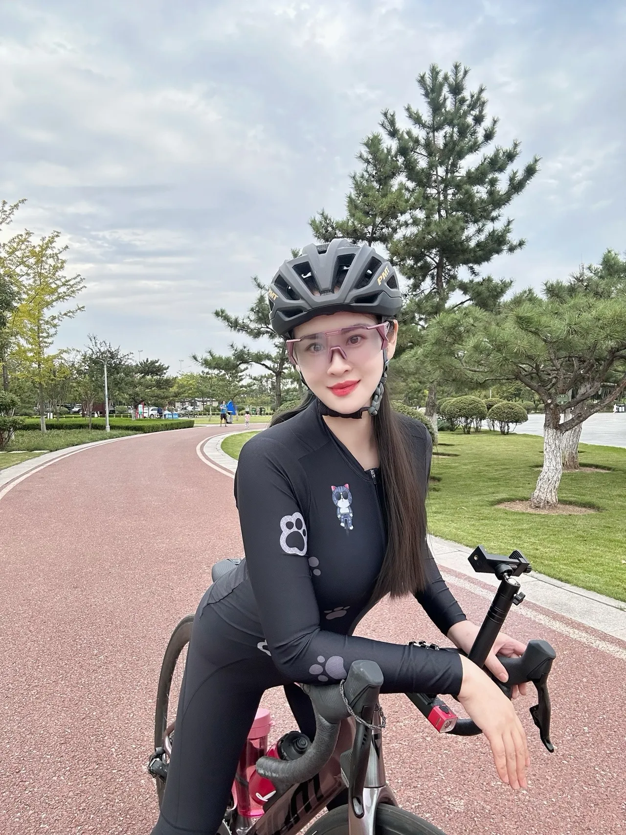 美女爱上了骑自行车这项运动,一边骑行一边欣赏风景.