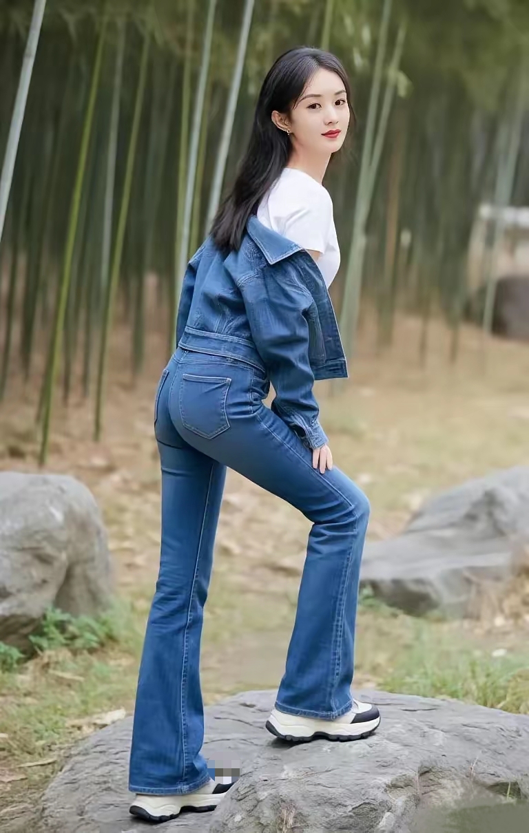 赵丽颖身着牛仔套装,勾勒出随性迷人的姿态