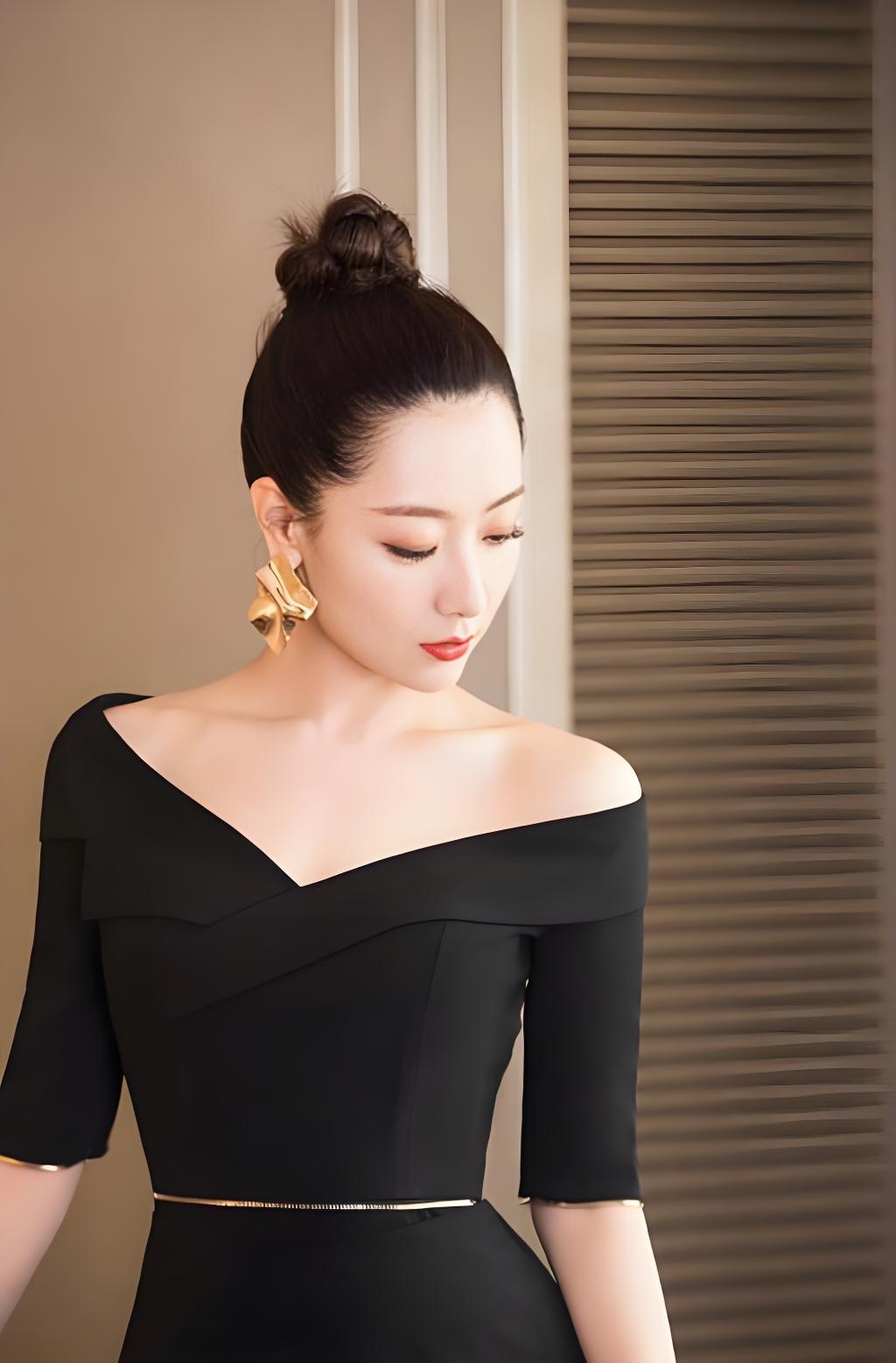 不同于金喜善的温婉,白冰的美更加灵动且富有层次感,五官精致立体