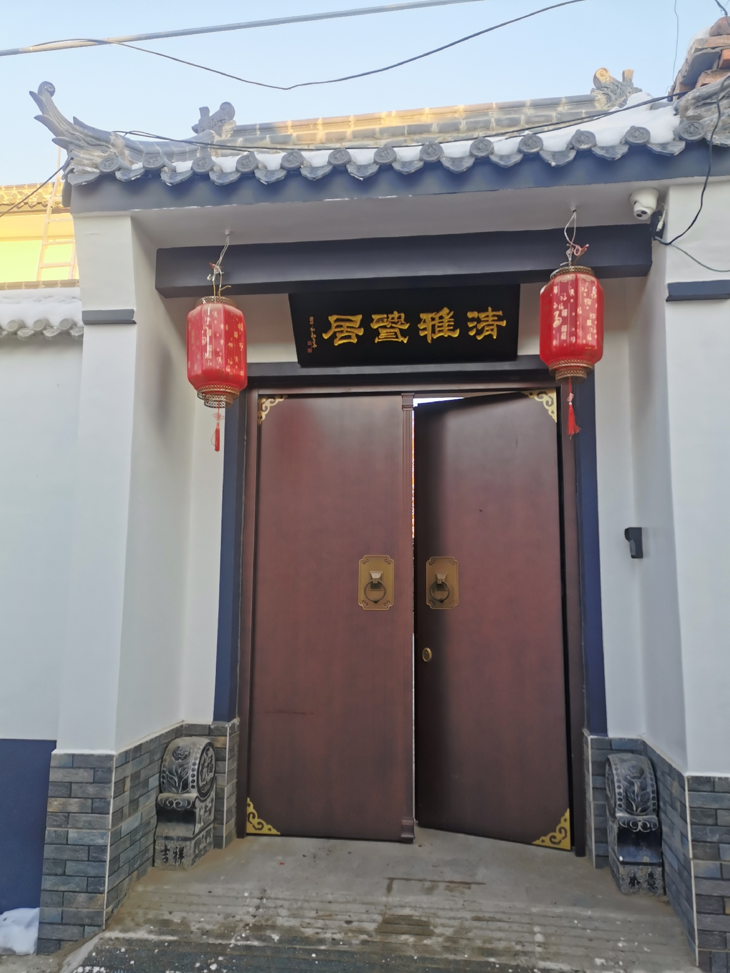 经过2年的忙碌,终于全部完工了,仿古,白墙黛瓦,还有中式门头角花辅首