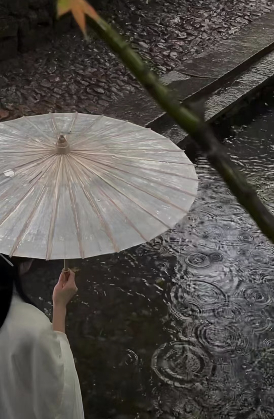 古风流泪拿伞回头图片撑伞漫步青石板路 唯美 禅意 洛邑古城夜晚下雨