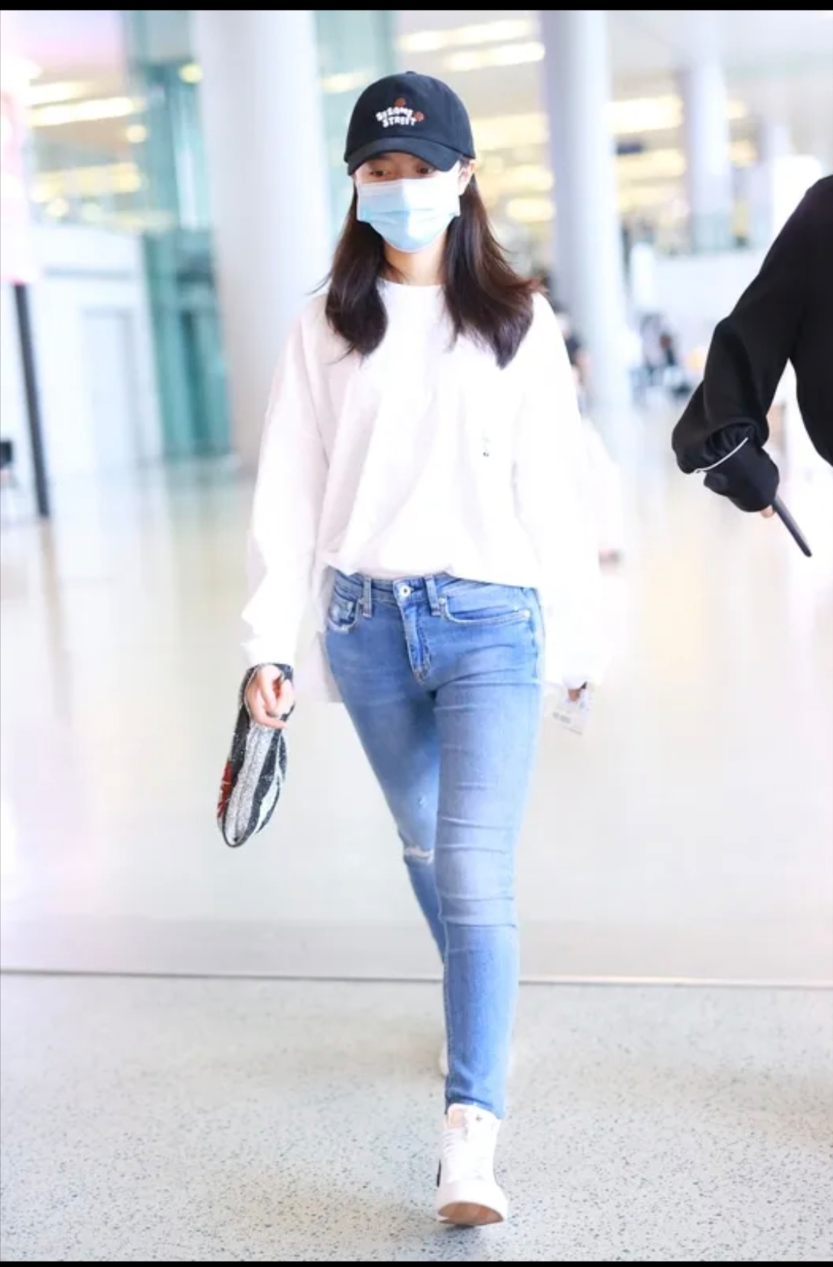 赵今麦在法国被偶遇,真实的她惊艳众人  之前,赵今麦在法国被偶遇的