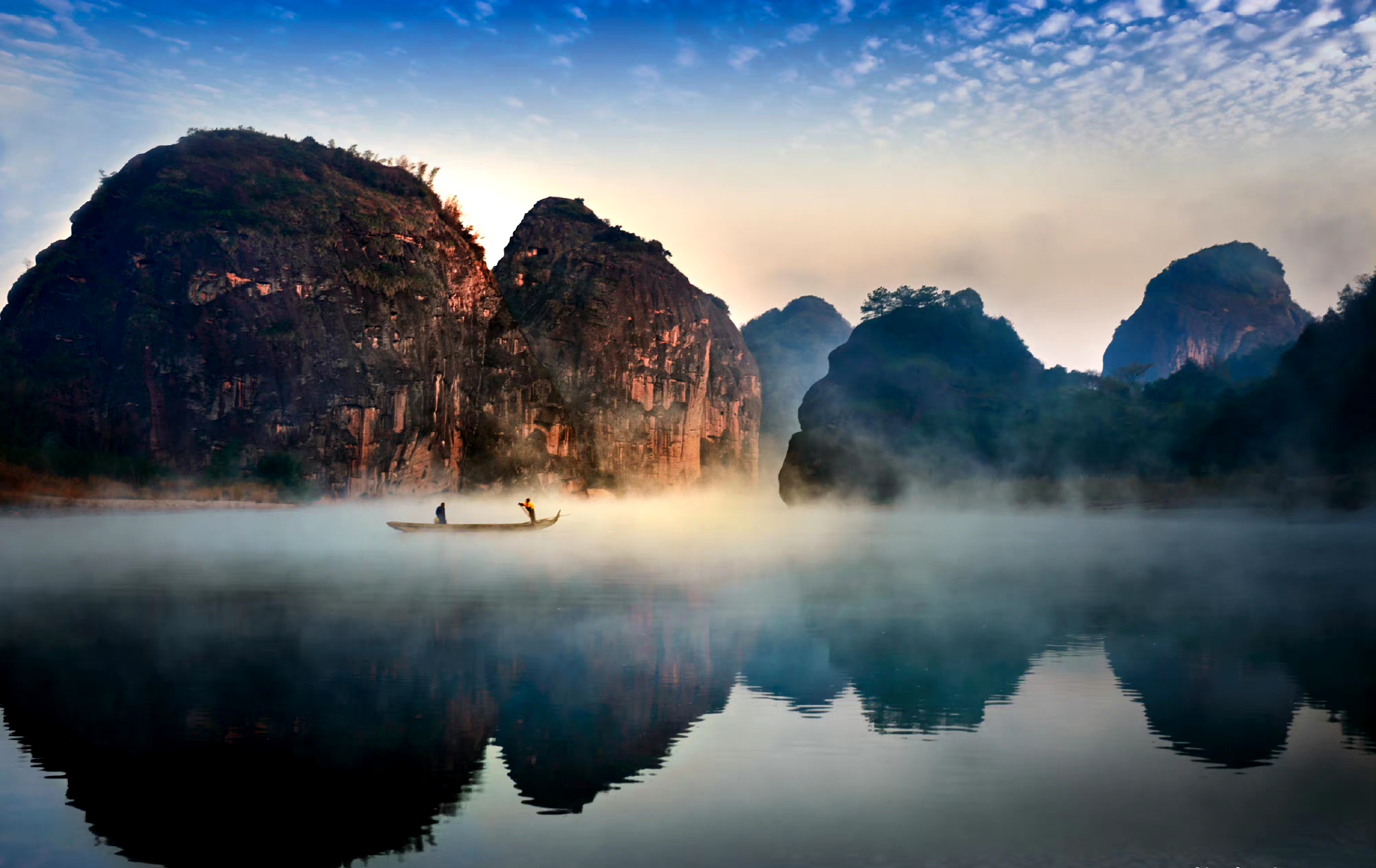 龙虎山位于江西省鹰潭市郊内,是中国道教发祥地之一,是一个道教圣地