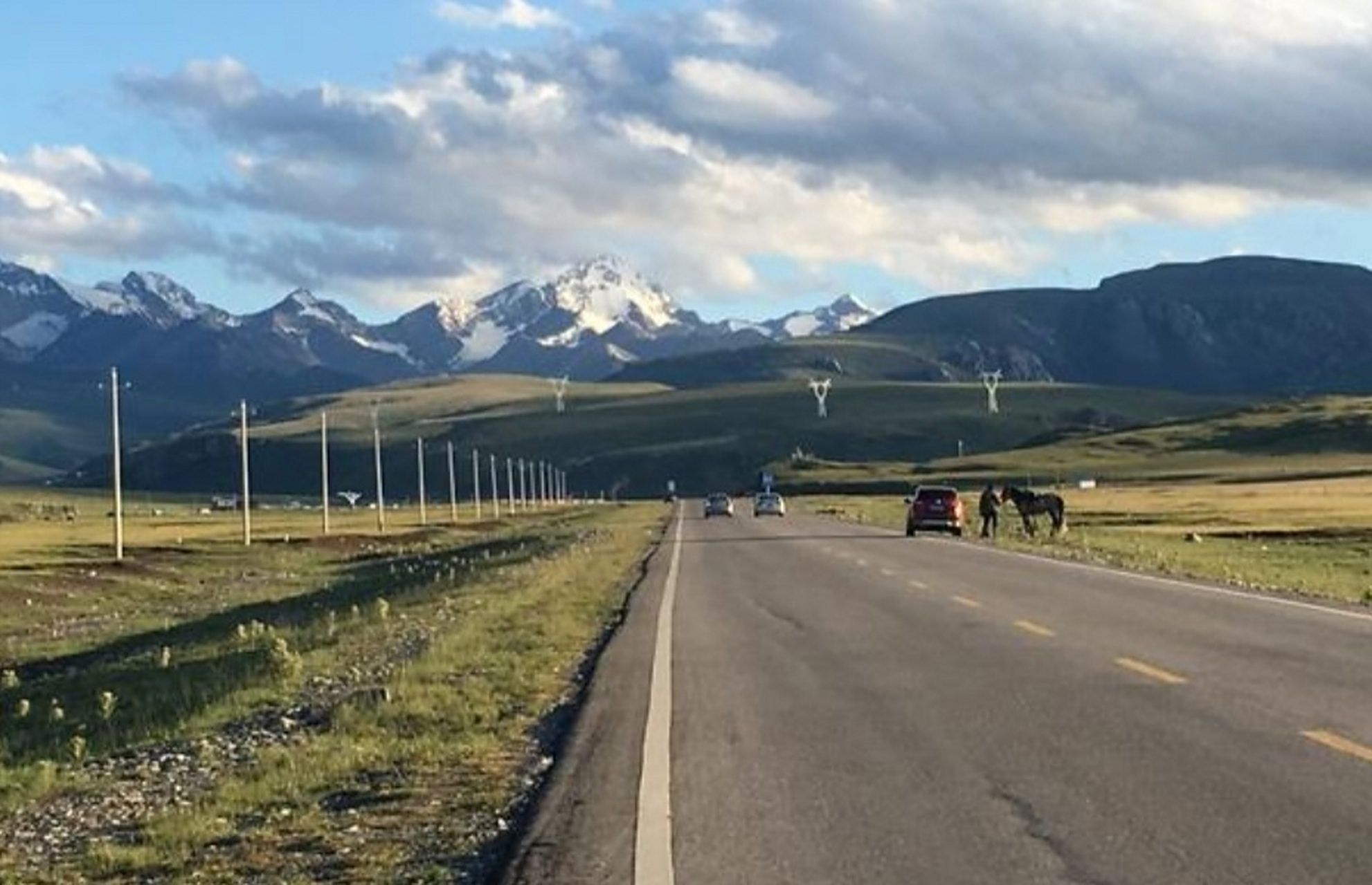 独库公路以其沿途透美的景色和独特的民族风情吸引了无数人前往.