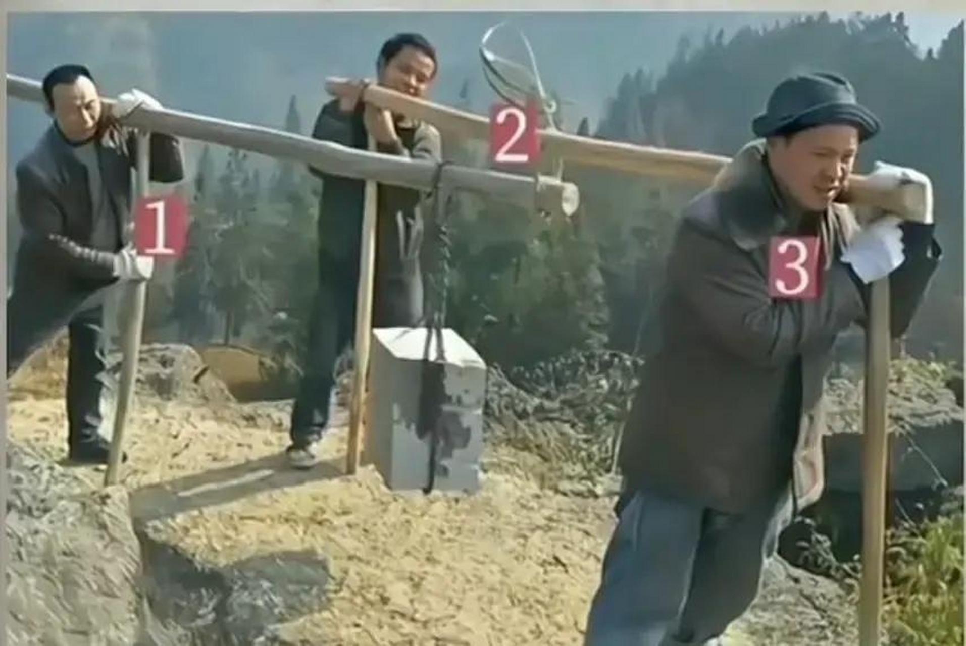 三个人抬一块石头(如图)你觉的谁最累?