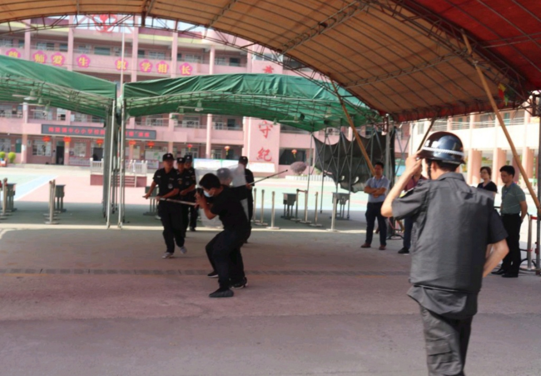 梅陇镇中心小学举行校园"反恐防暴"模拟演练  5月8日下午,在海丰县