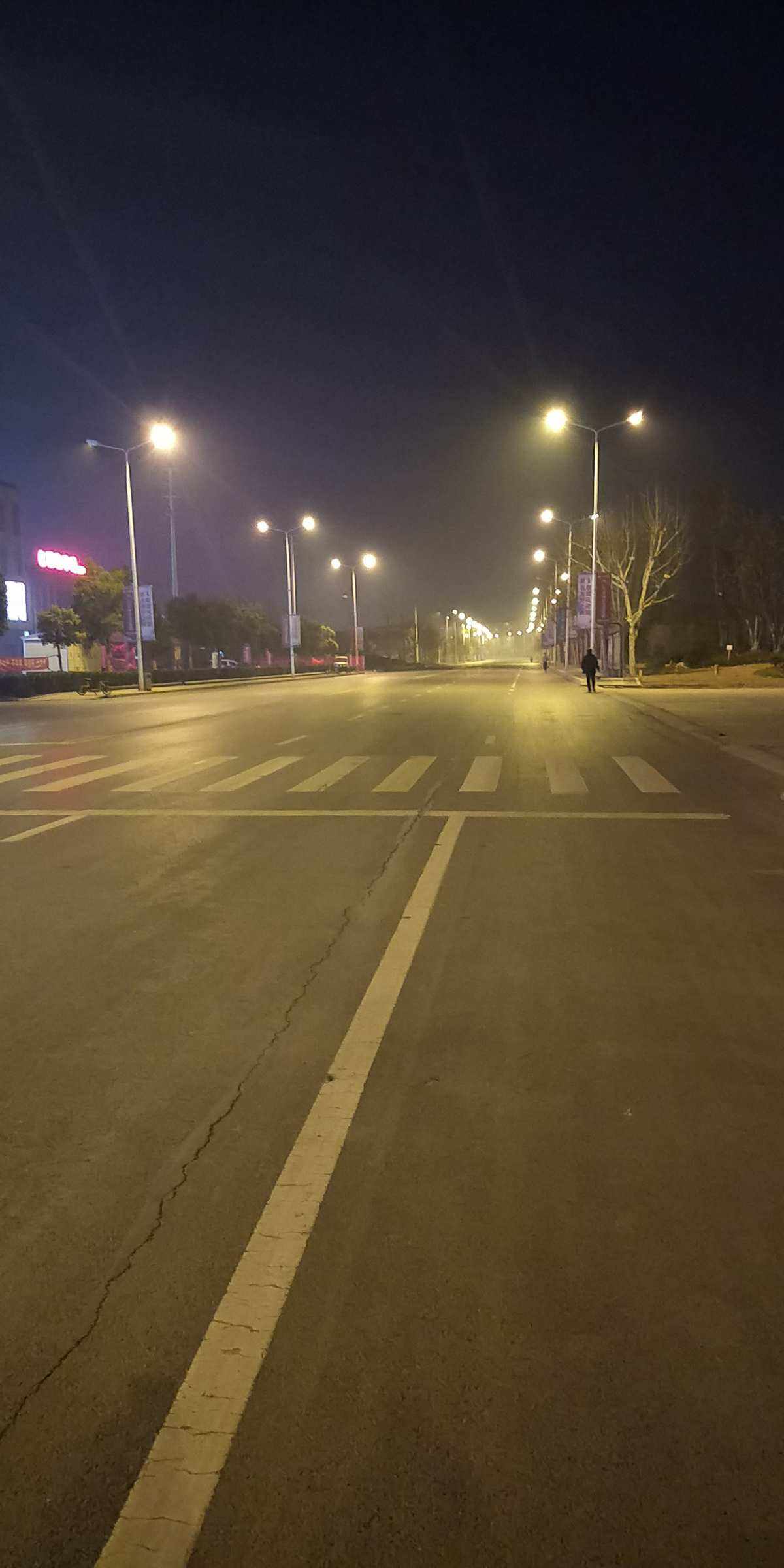 昨晚出去散步,女儿说:"爸爸,今晚是平安夜,街道咋静