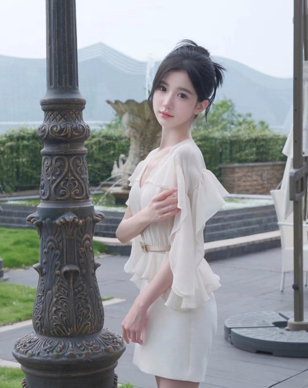 乳白色连衣裙美女