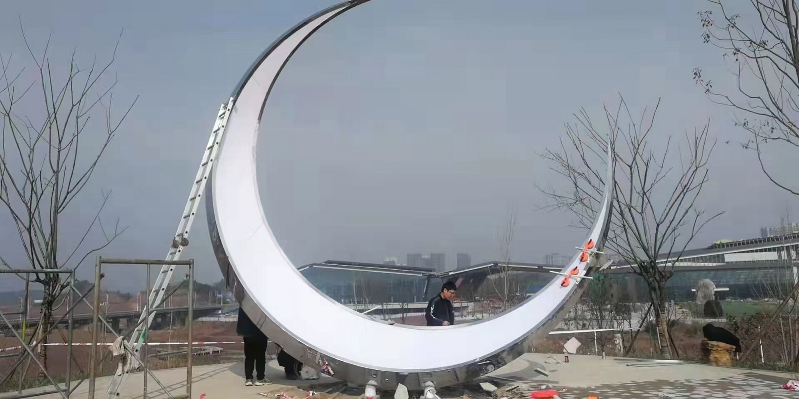 不锈钢月亮雕塑厂家～可亮灯～新乐市润景雕塑有限公司承接各类景观
