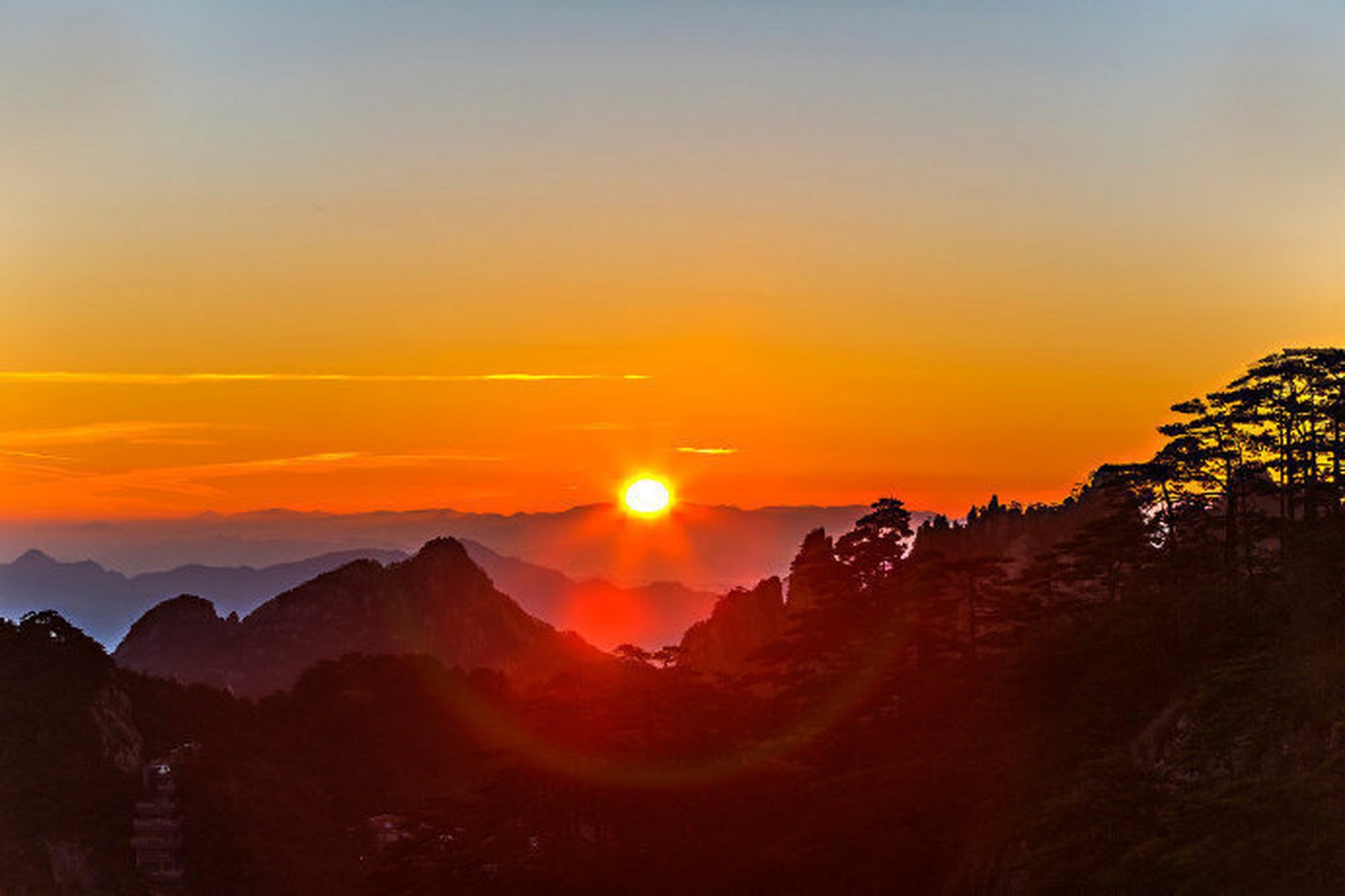 " 夕阳一点如红豆,已把相思写满天 .
