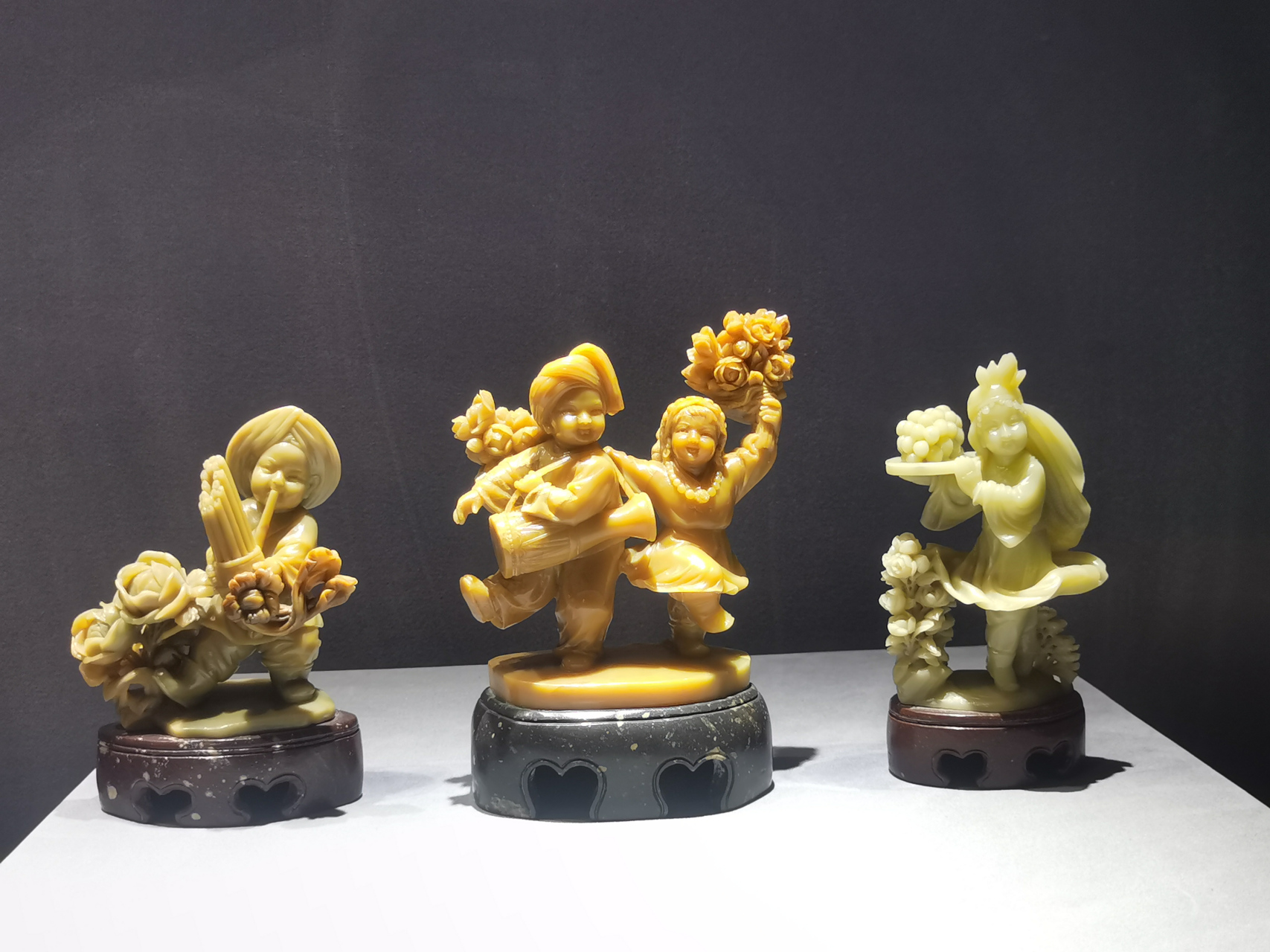 其青田石,在地质学上称为"叶蜡石",是一种耐高温的矿物.