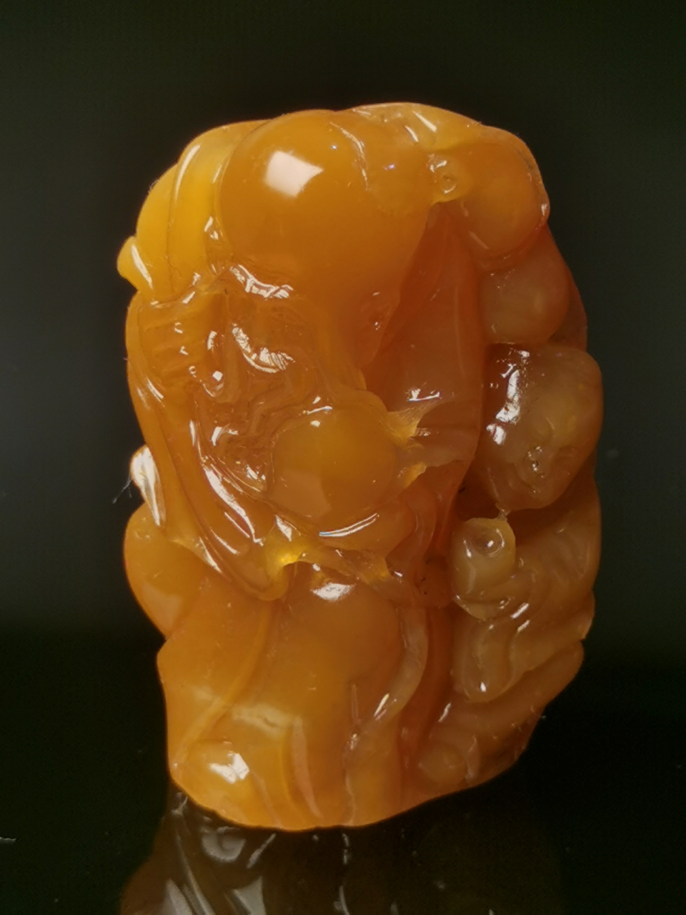 田黄石的格裂  所谓"无格不成田",道出了田黄石一个普遍的特性.