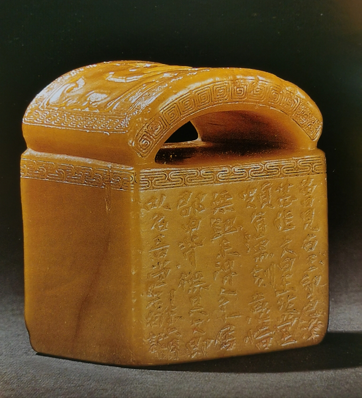 田黄石鉴赏 田黄石自登上"印帝"宝座成为"石中之王"的一日起,其价格就