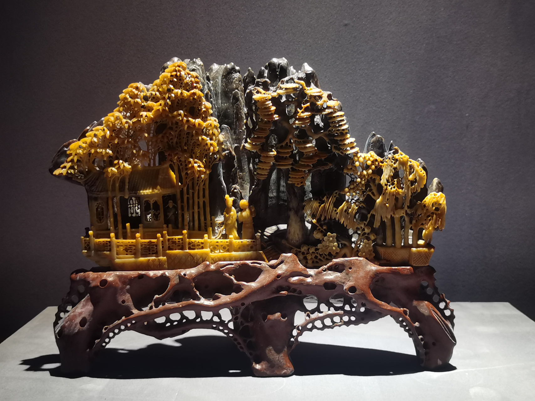 其青田石,在地质学上称为"叶蜡石",是一种耐高温的矿物.