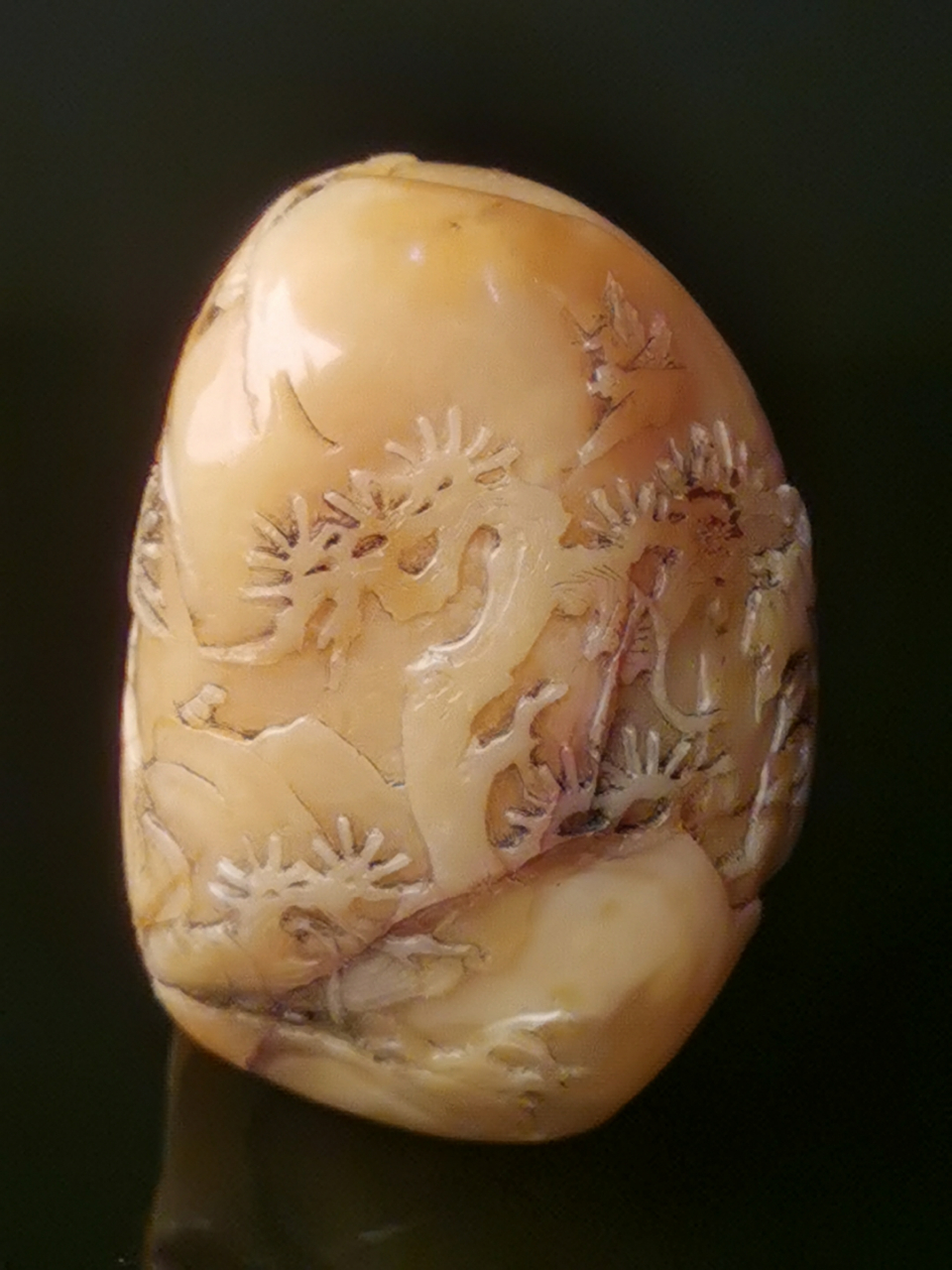 田黄石的格裂  所谓"无格不成田",道出了田黄石一个普遍的特性.