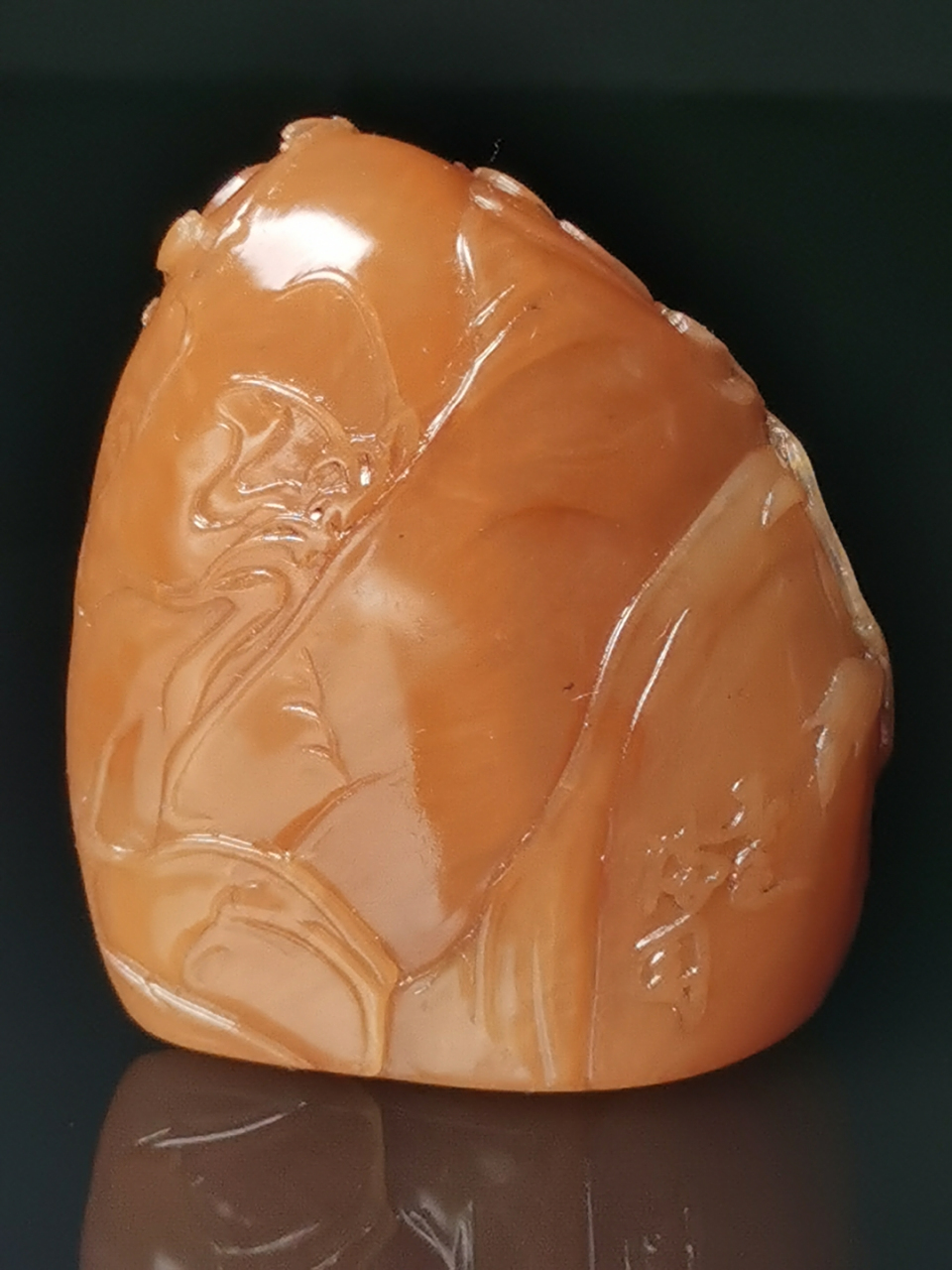 其中雕刻师使用薄意雕技术来雕刻田黄石