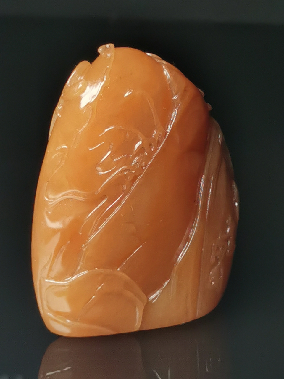 其中雕刻师使用薄意雕技术来雕刻田黄石