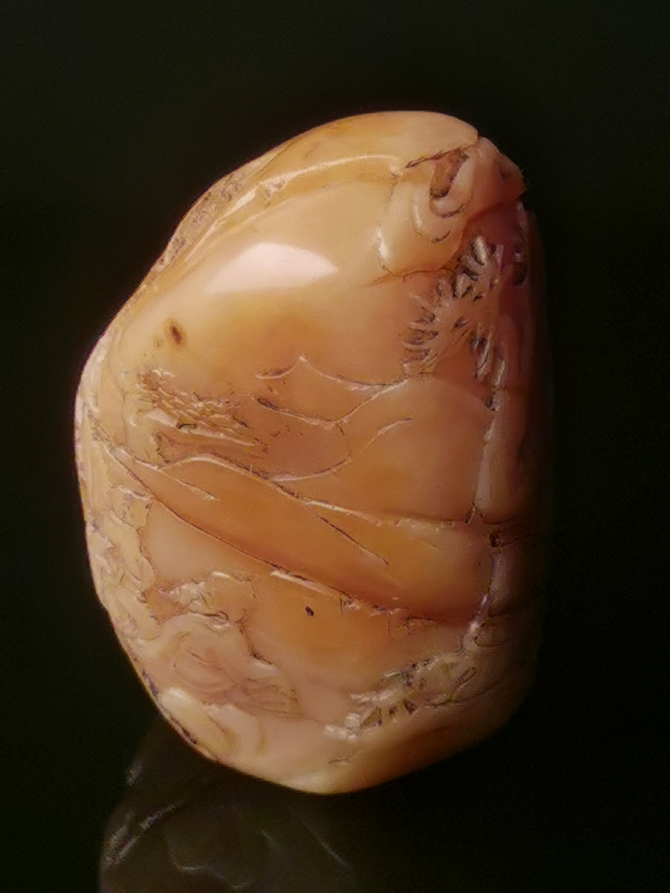 田黄石的格裂  所谓"无格不成田",道出了田黄石一个普遍的特性.