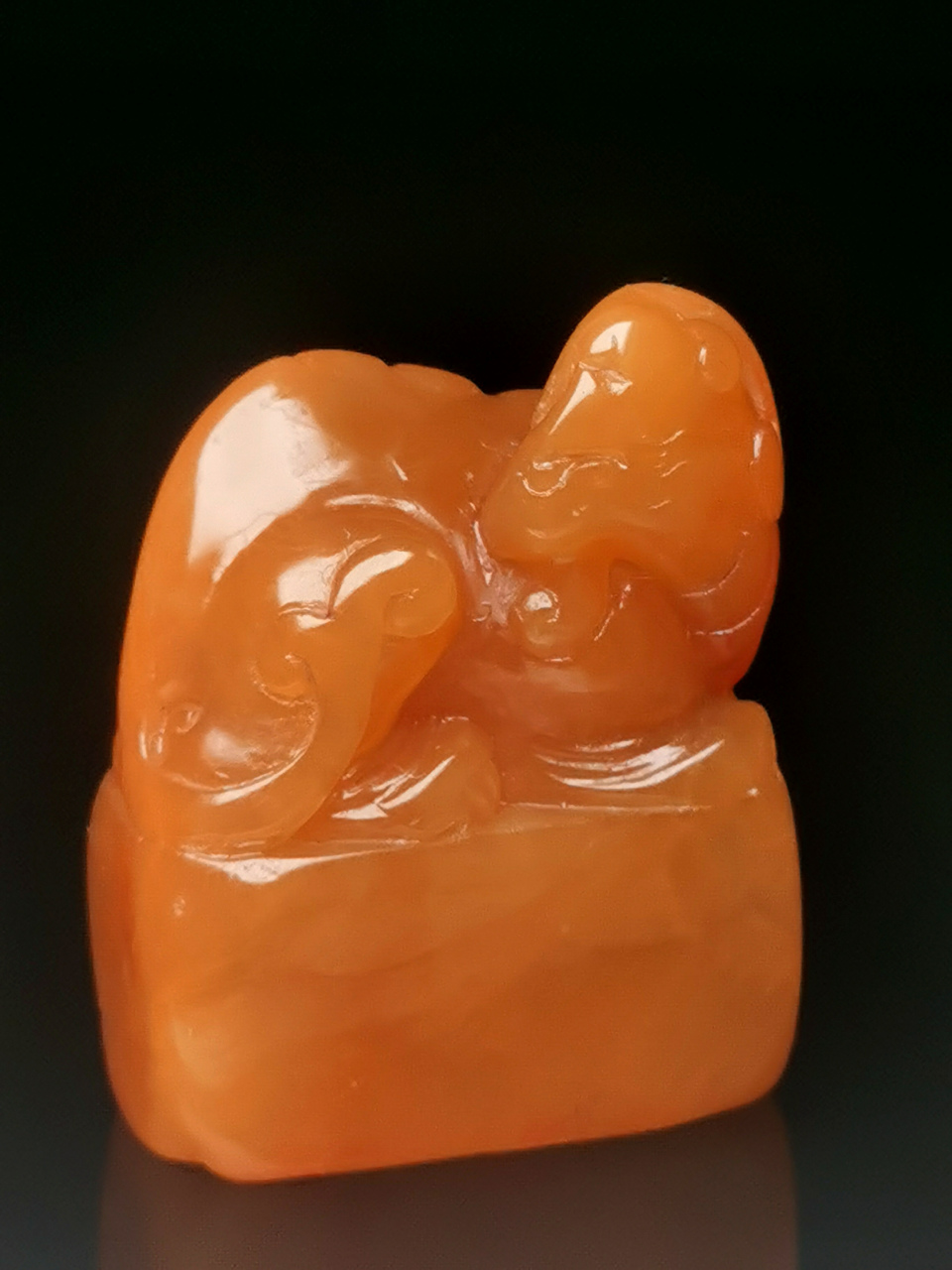 田黄冻石印章◇皇家御用的极致体现 在中华文明的长河中,皇家御用物品