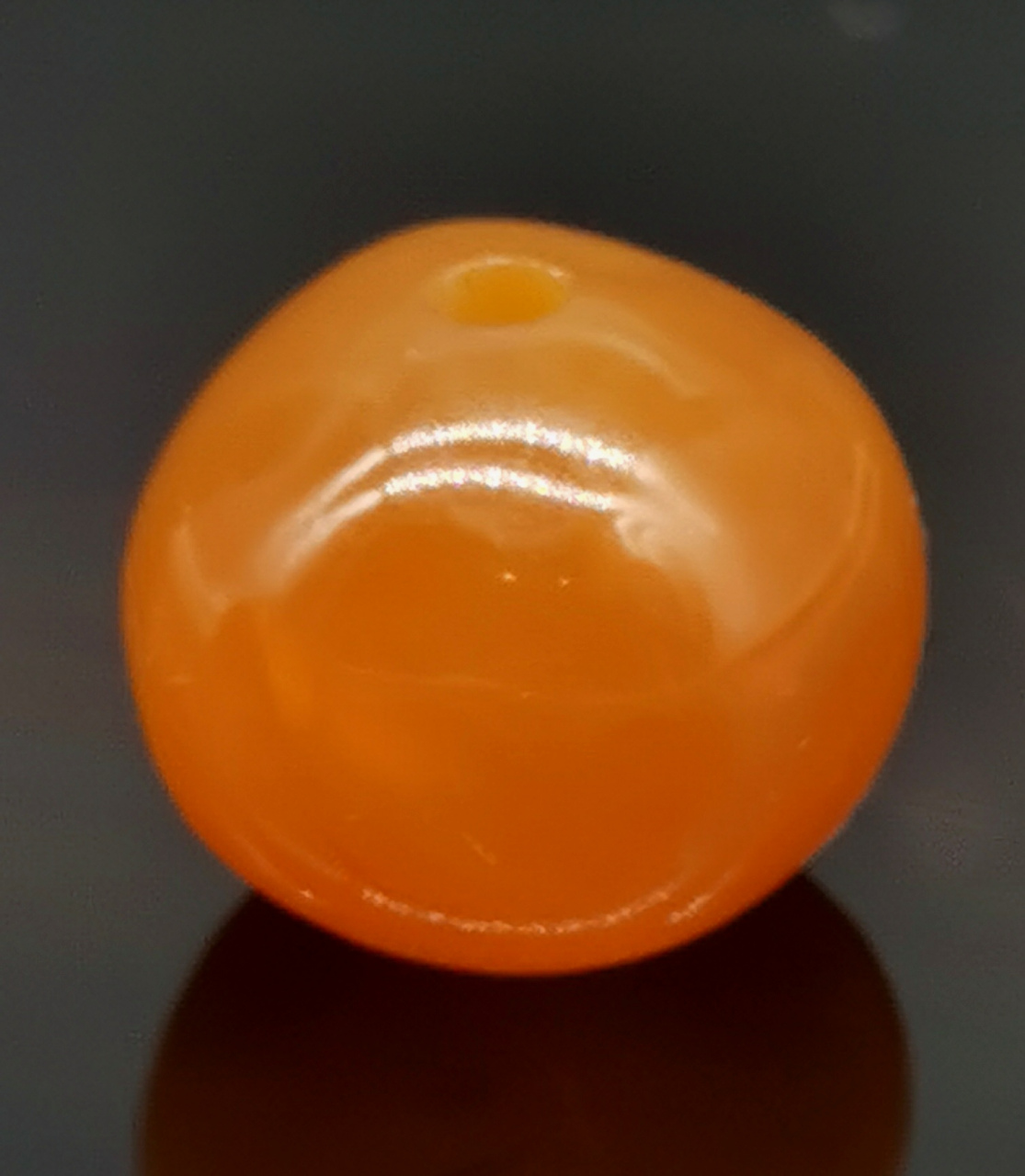 难得一见的田黄石冻石珠子挂件,石质温润细腻通透纯净,罗卜纹明显