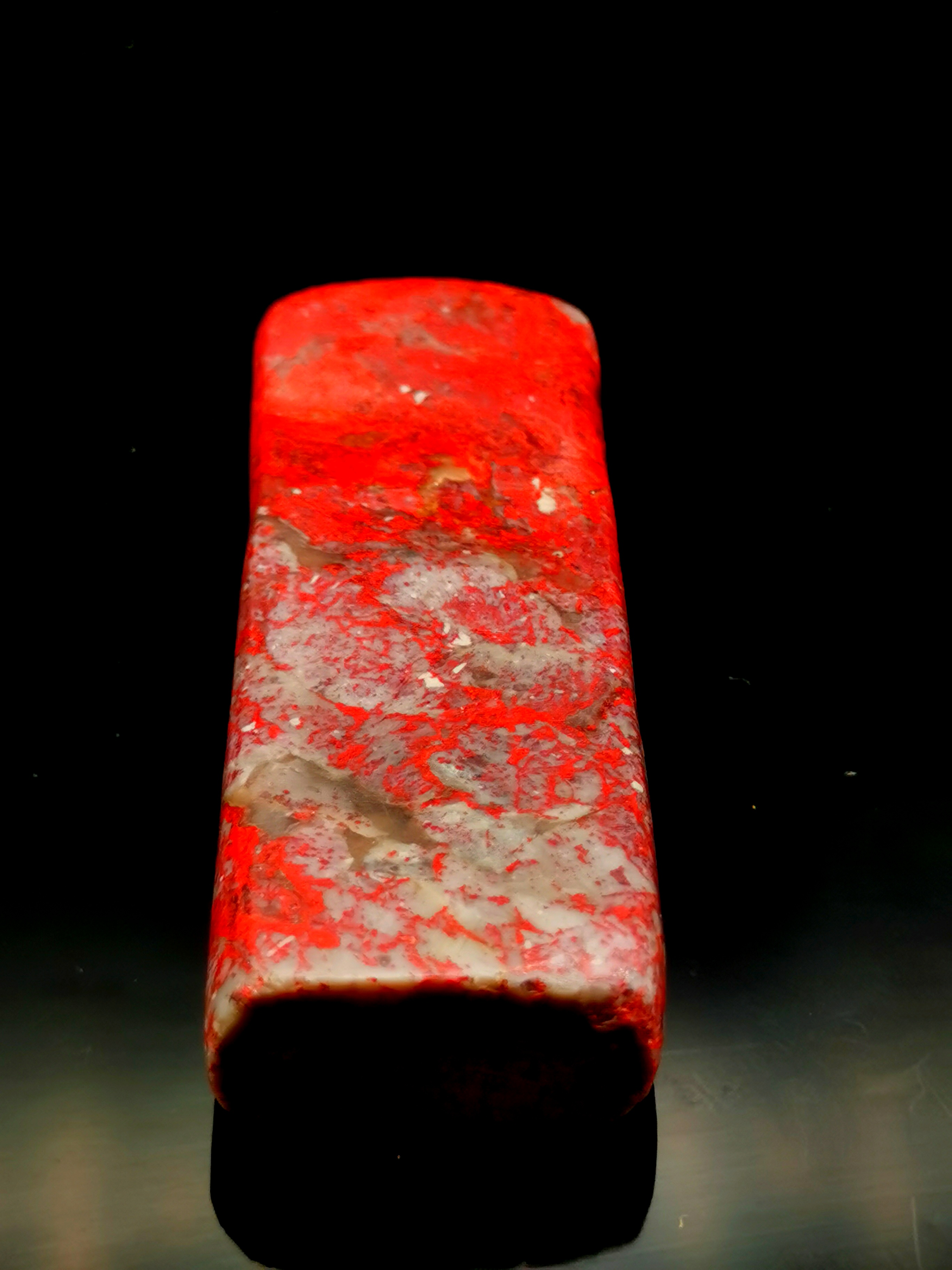 林旭平 昌化鸡血石印章"大红袍"在收藏市场上的价值如何评估?