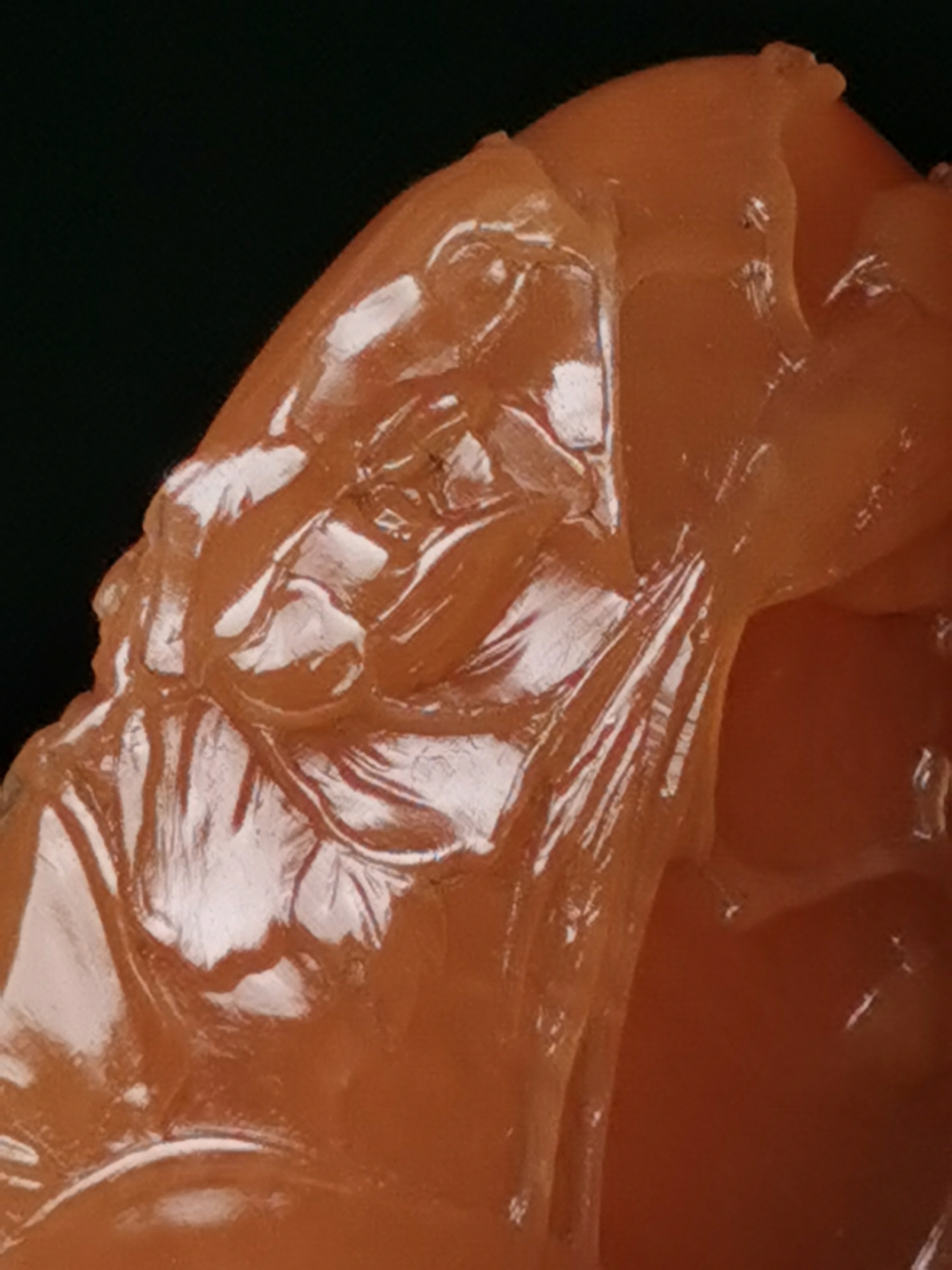 其中雕刻师使用薄意雕技术来雕刻田黄石