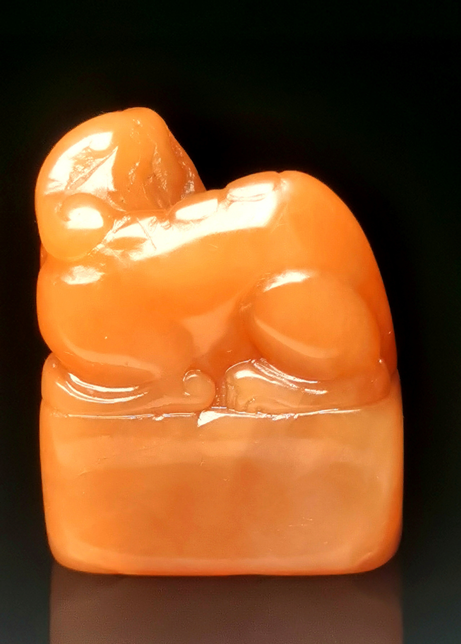 田黄冻石印章◇皇家御用的极致体现 在中华文明的长河中,皇家御用物品