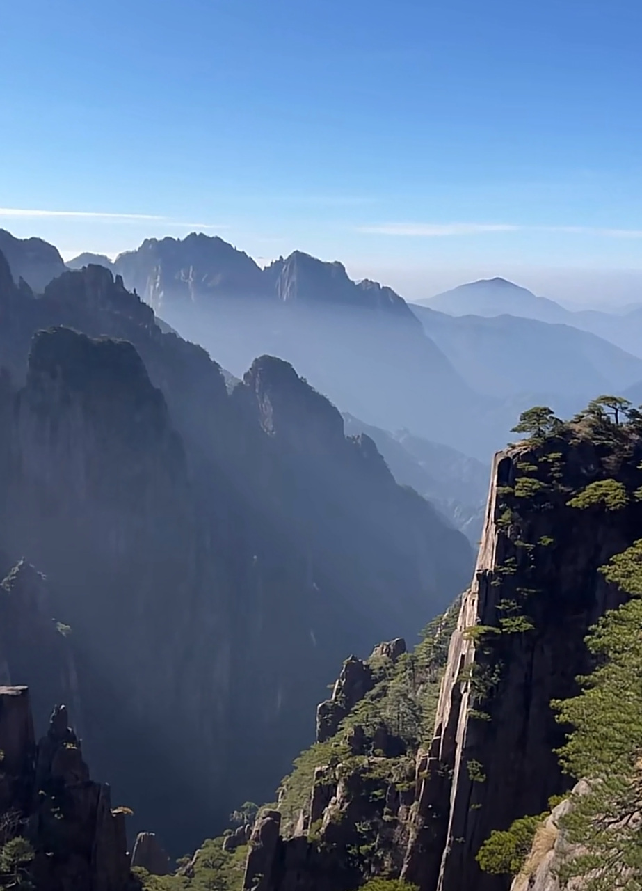 晨曦初照,山间云雾缭绕,若隐若现,如梦似幻.