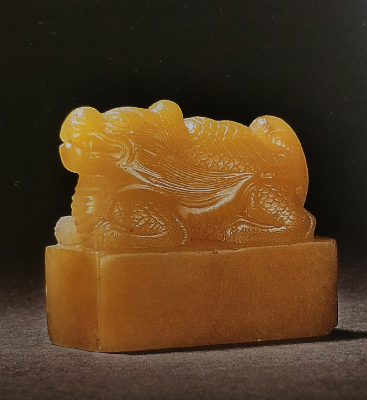 田黄石鉴赏 田黄石自登上"印帝"宝座成为"石中之王"的一日起,其价格就