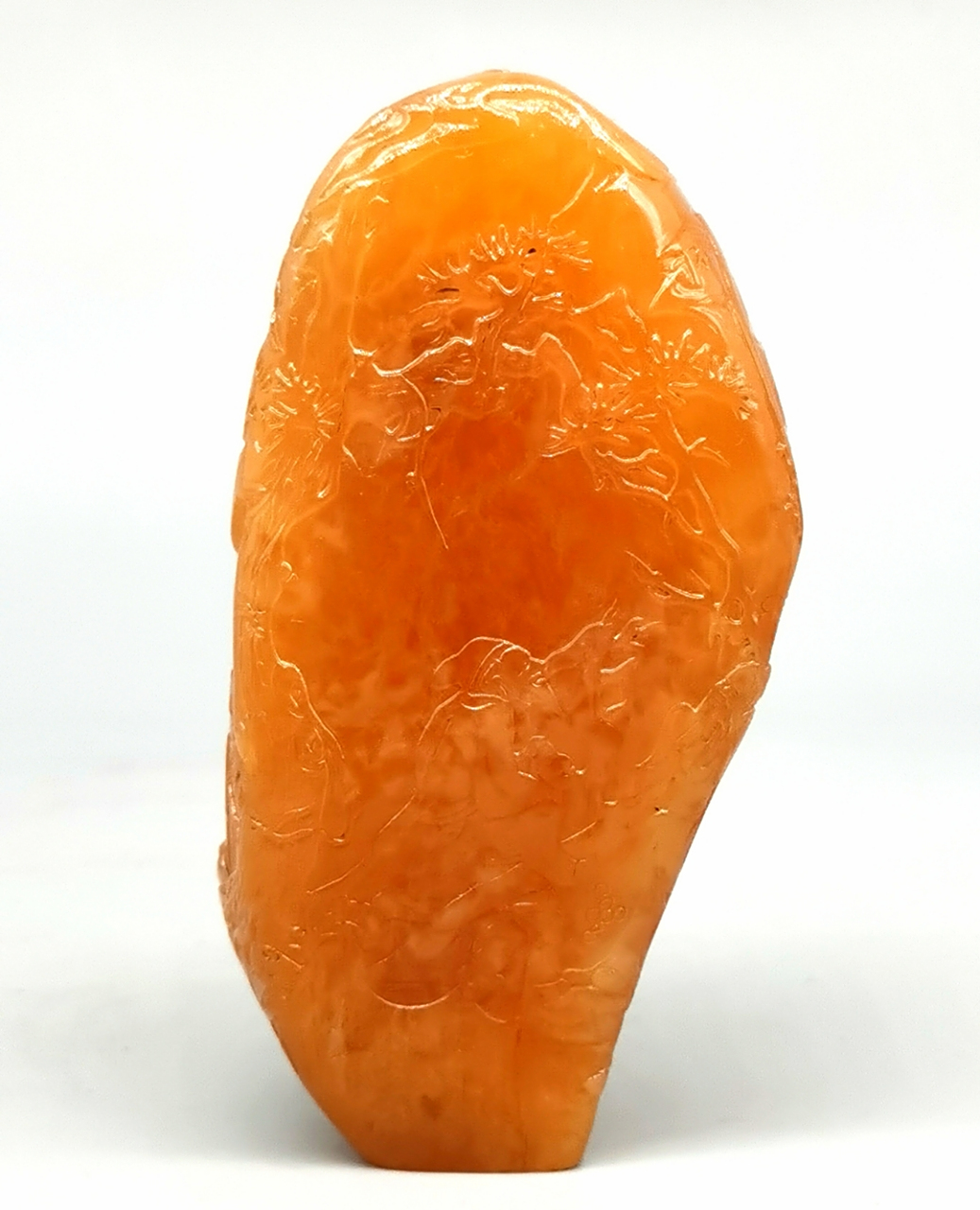 "瞧这块橙色石头田黄石,每一道线条都凝聚着岁月的痕迹和匠人的心血.