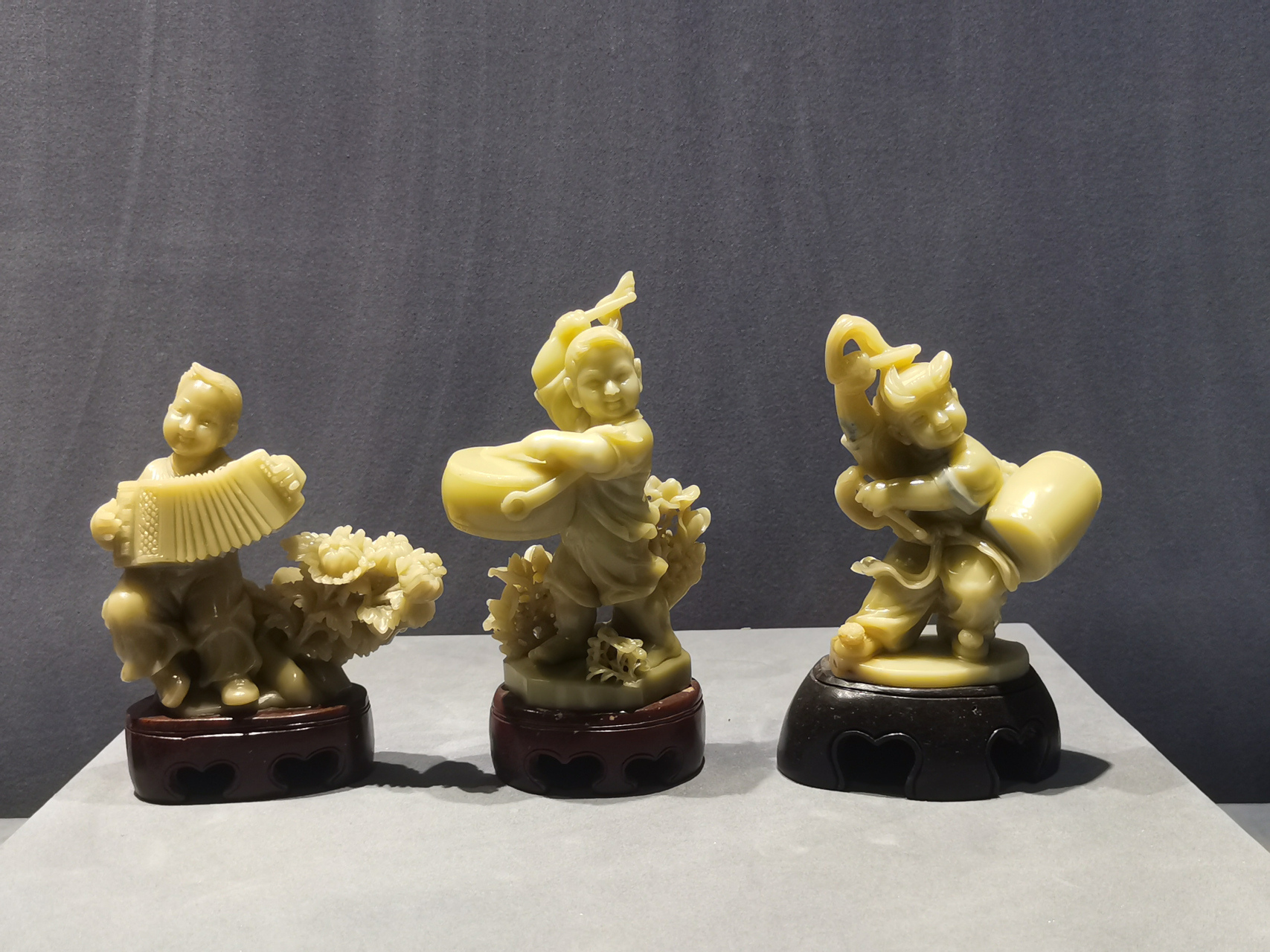 其青田石,在地质学上称为"叶蜡石",是一种耐高温的矿物.