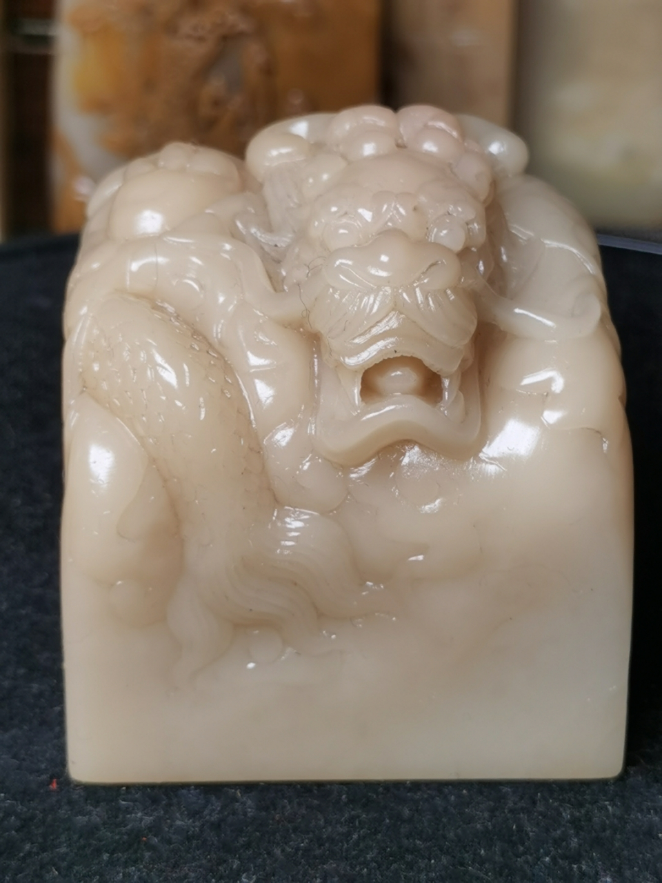 白芙蓉石是一种石质细腻温雅的石材,具有多种不同的颜色和纹理.