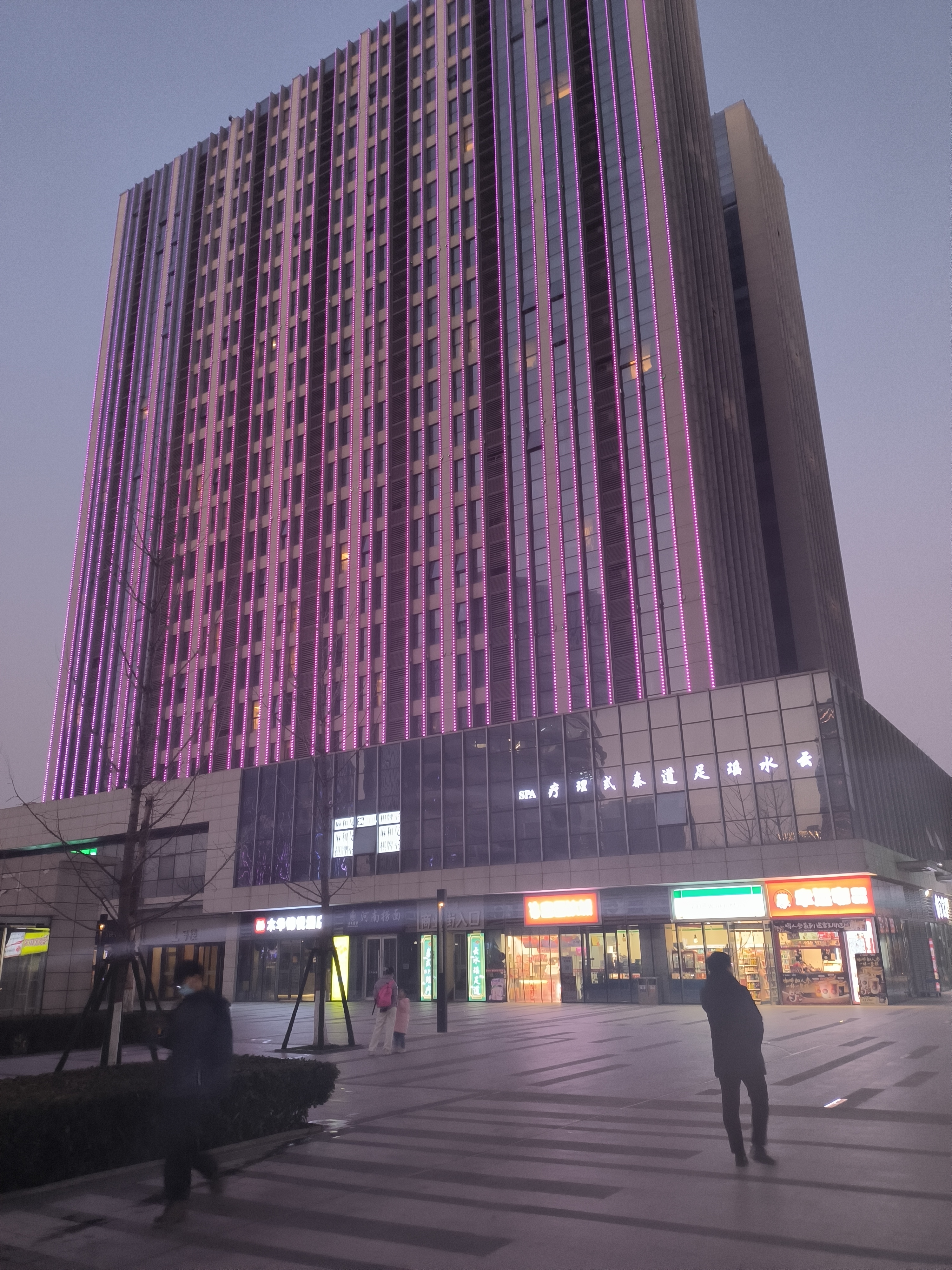 郑州早9点上班,下午5:30下班,一个小时内到家,转正后社保后4500.