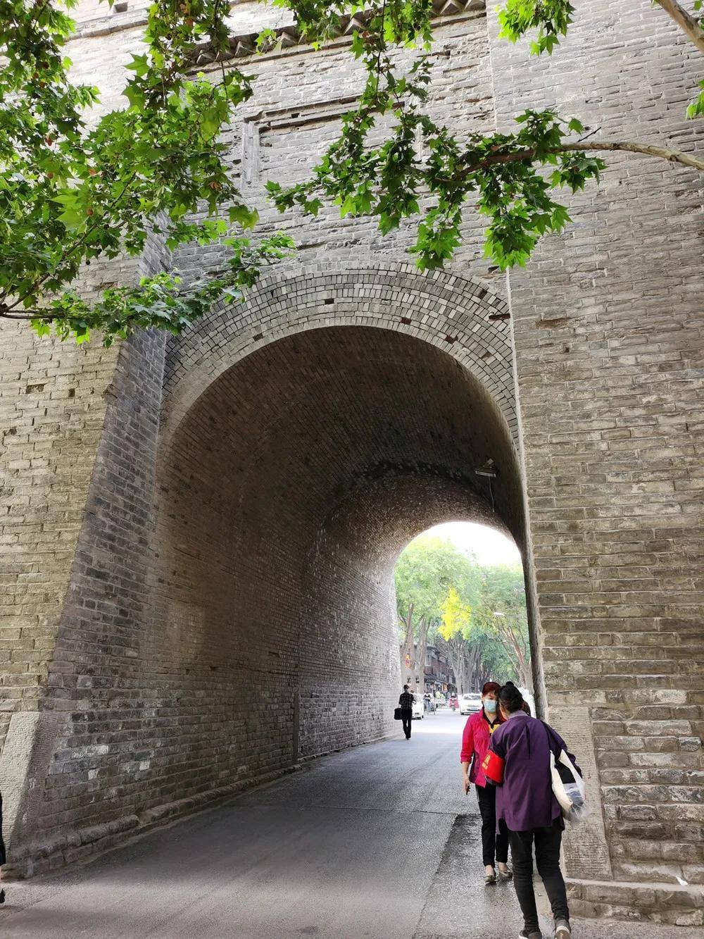 西安城墙的城门洞  西安城墙在明朝初年修建完成后,并没有现在西安人