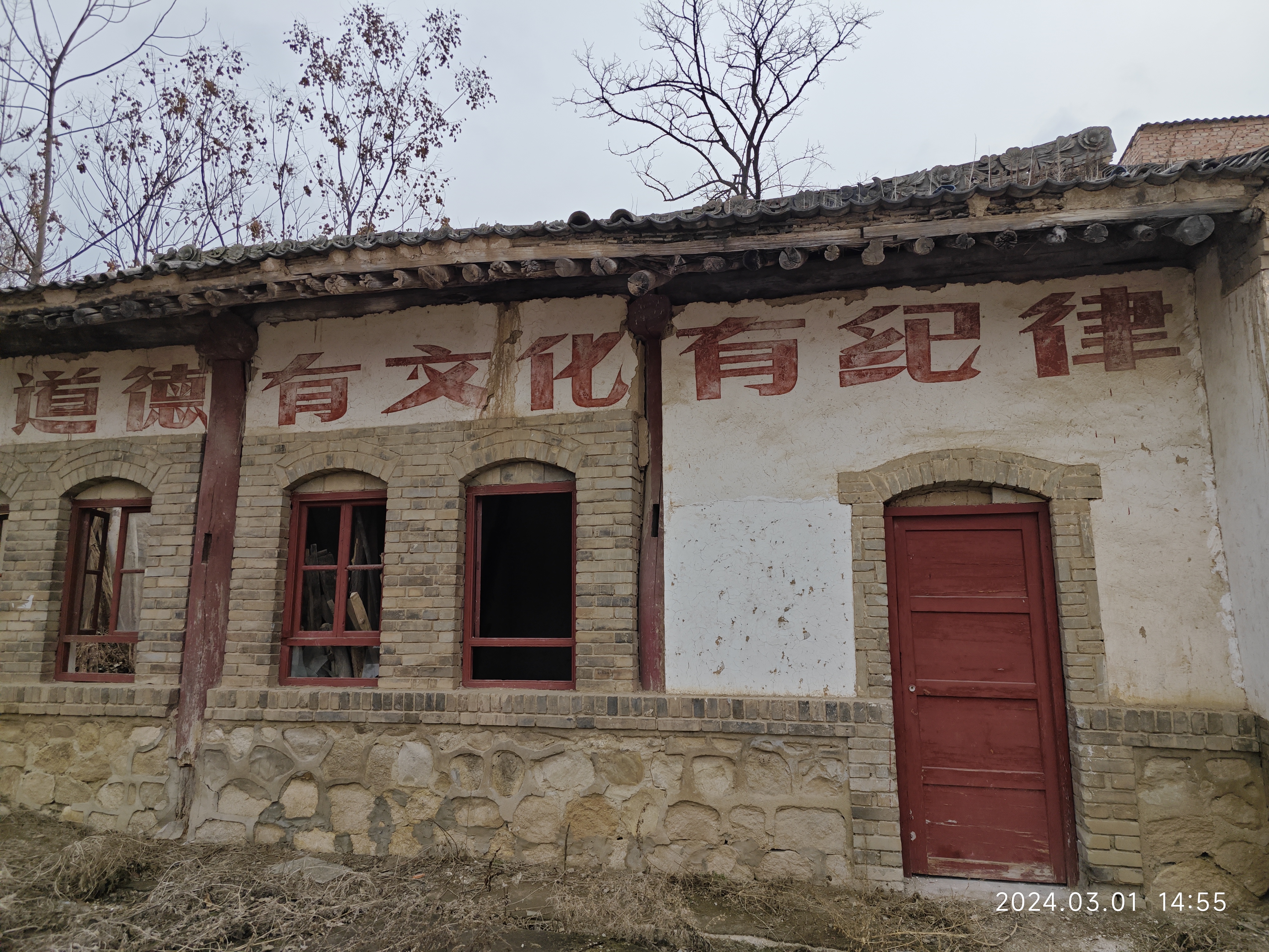 上个世纪六七十年代的小学校,我不知道看到这样的学校,你们熟悉不熟悉