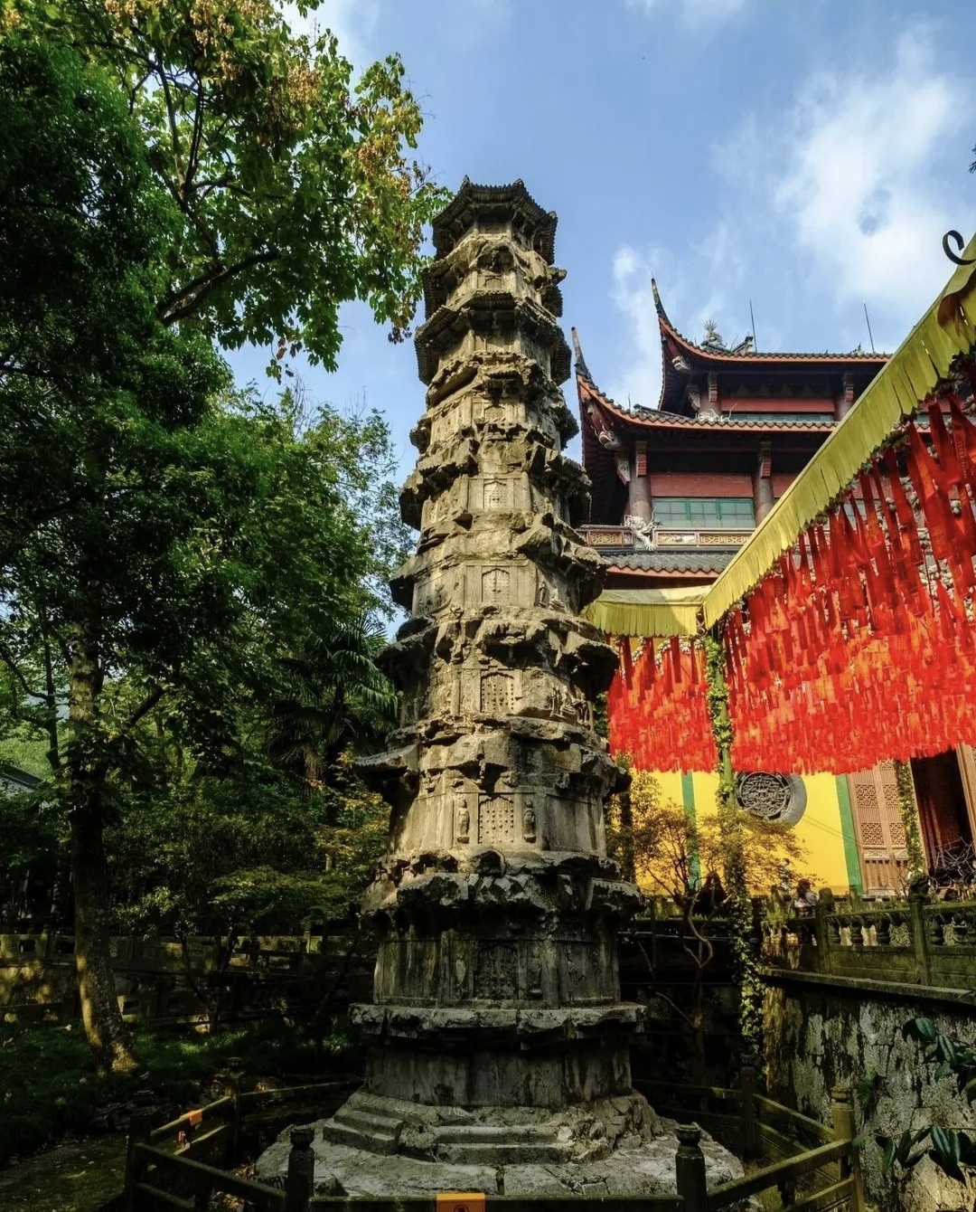 千年古刹灵隐寺---两经幢  都说灵隐寺香火旺,祈福许愿最灵了,来了才
